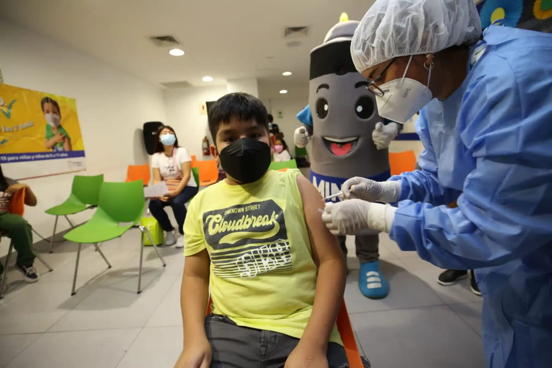Con éxito se desarrolla la vacunación de niñas y niños de 5 años a más, en el Coney Park del Mall del Sur en San Juan de Miraflores. Cabe resaltar que  hoy se está vacunando con primeras y segundas dosis hasta las 6 p.m. y el sábado 26 de marzo en el horario de 2 a 6 p.m. Foto: Minsa