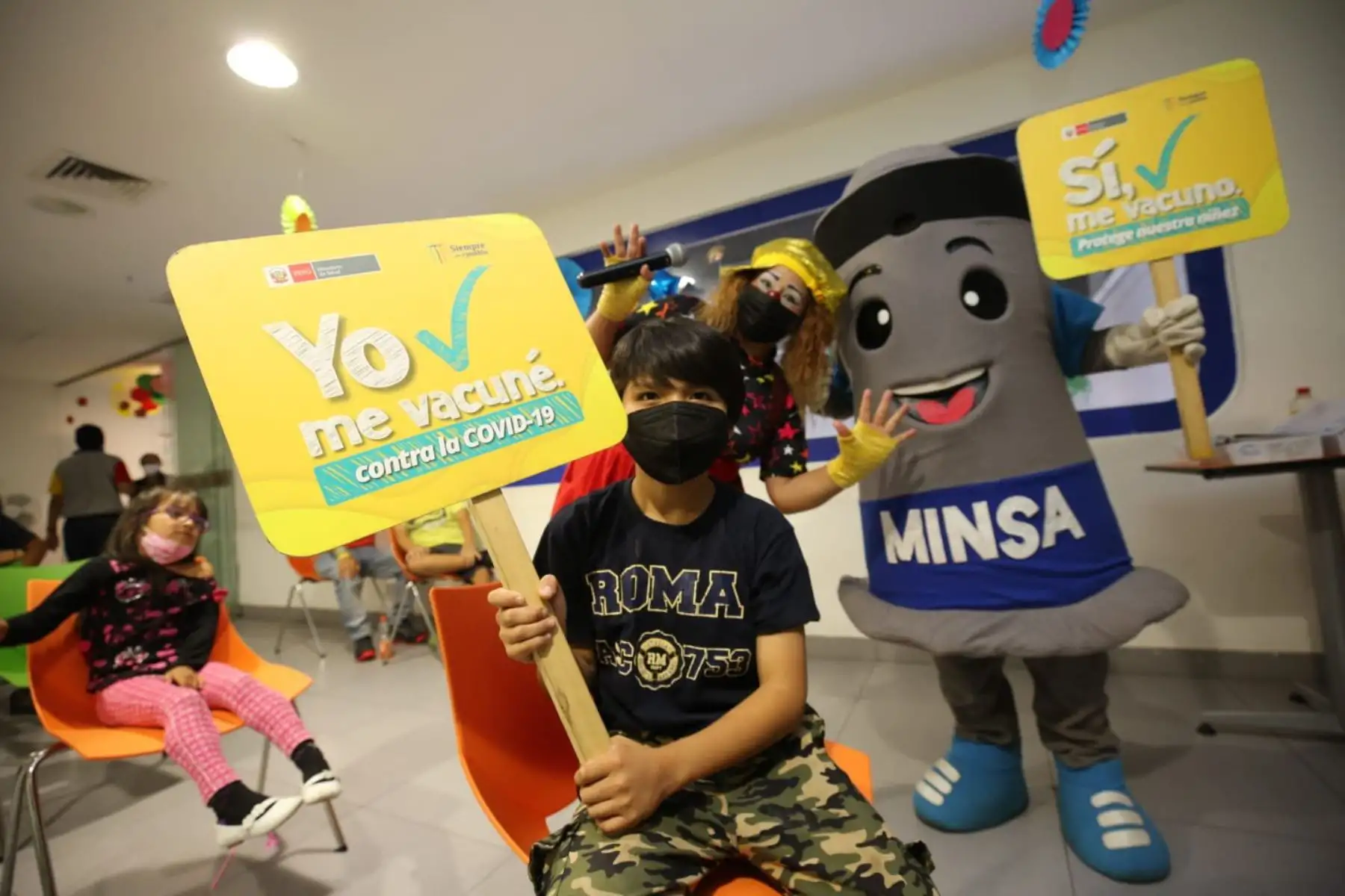 Con éxito se desarrolla la vacunación de niñas y niños de 5 años a más, en el Coney Park del Mall del Sur en San Juan de Miraflores. Cabe resaltar que  hoy se está vacunando con primeras y segundas dosis hasta las 6 p.m. y el sábado 26 de marzo en el horario de 2 a 6 p.m. Foto: Minsa