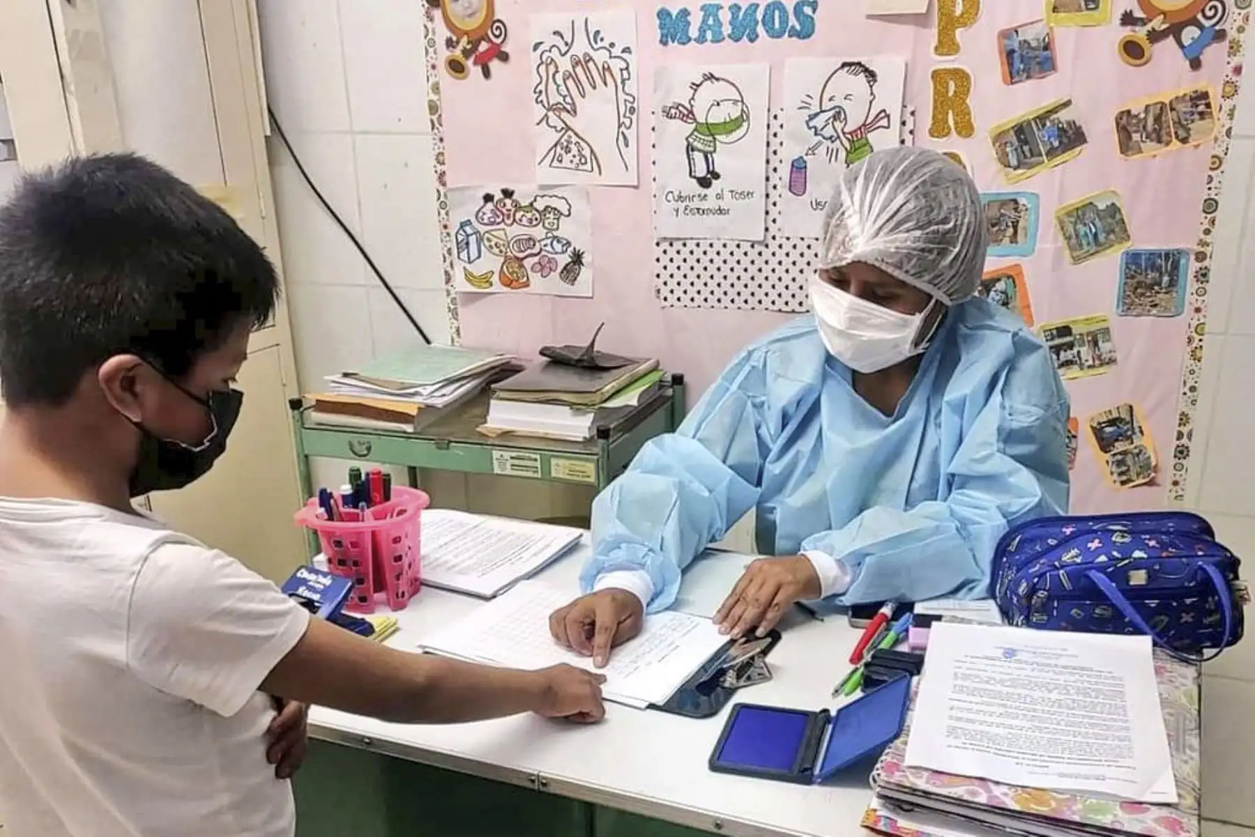 El Minsa, a través de la Diresa Pasco, viene protegiendo a más niñas y niños contra la covid-19 en las instituciones educativas de Yanahuanca en la región Pasco. Foto: Minsa