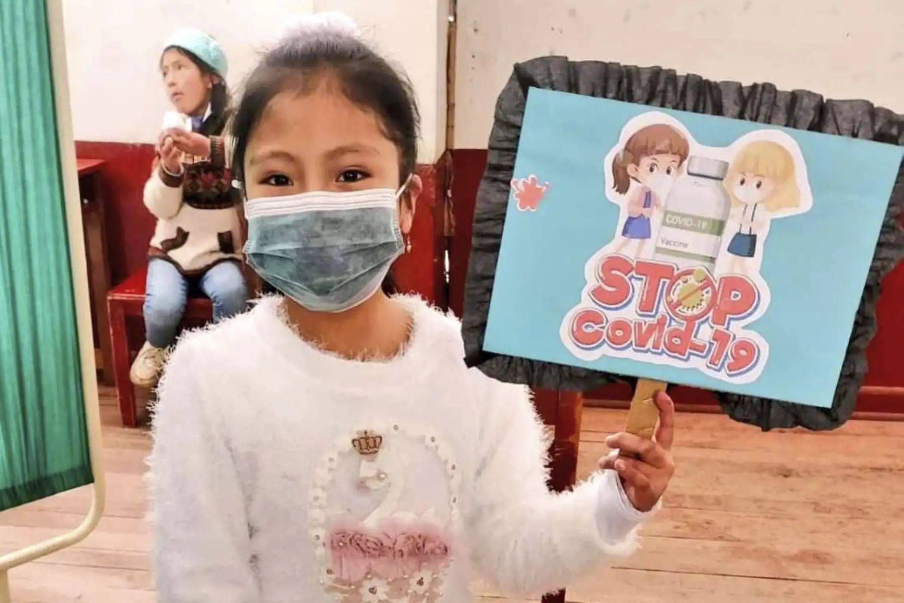 El Minsa, a través de la Diresa Pasco, viene protegiendo a más niñas y niños contra la covid-19 en las instituciones educativas de Yanahuanca en la región Pasco. Foto: Minsa