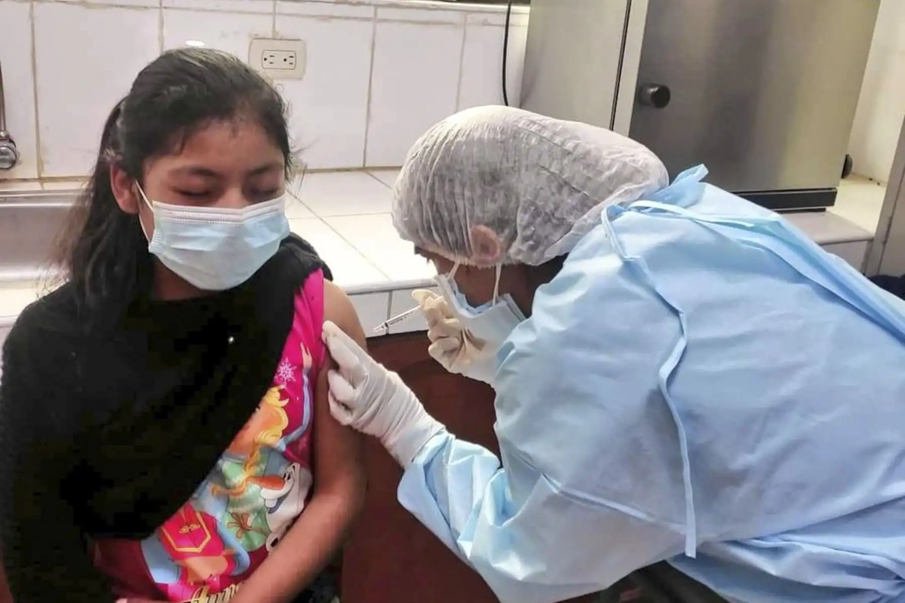 El Minsa, a través de la Diresa Pasco, viene protegiendo a más niñas y niños contra la covid-19 en las instituciones educativas de Yanahuanca en la región Pasco. Foto: Minsa