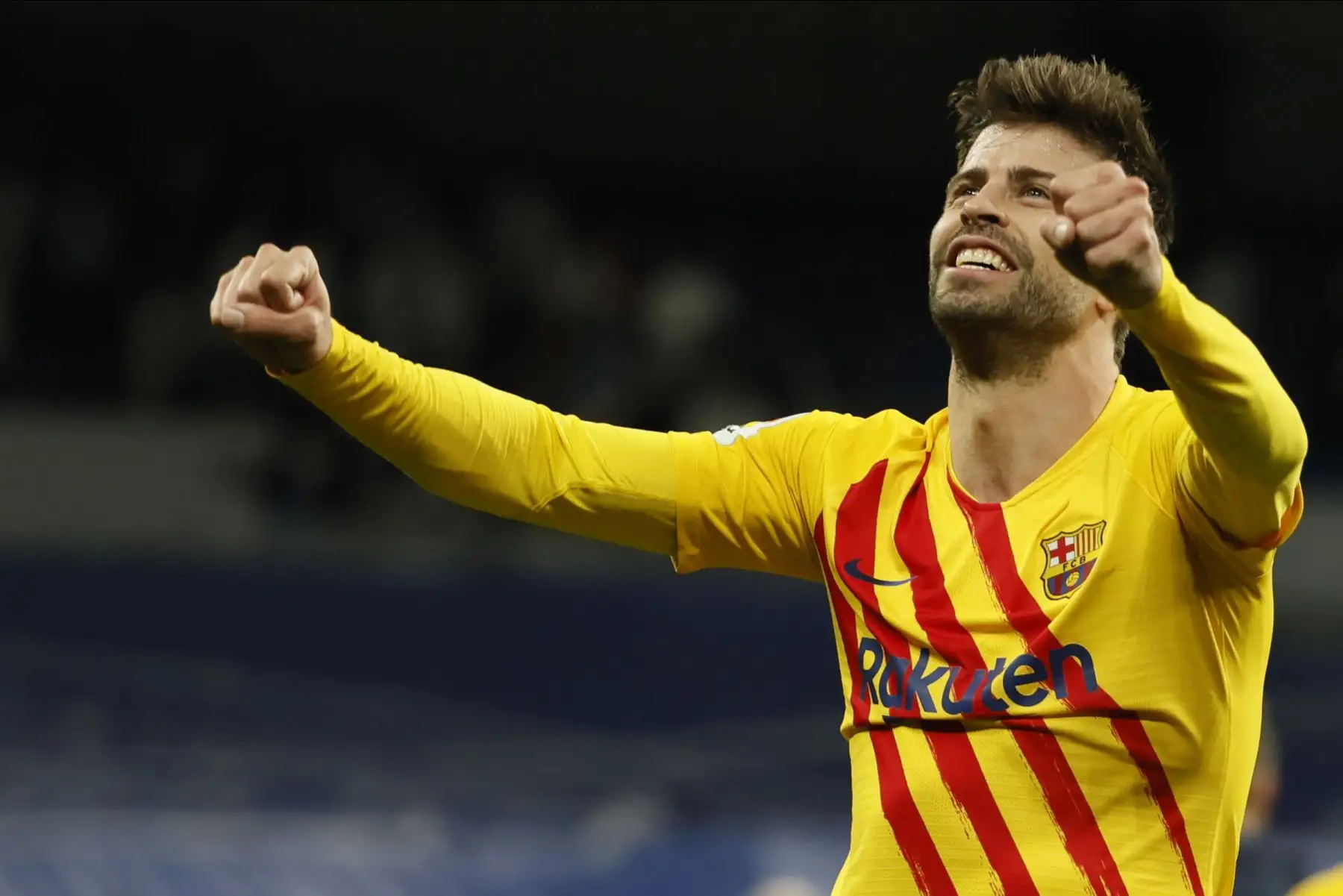 El defensa del FC Barcelona Gerard Piqué, al final del partido de Liga en Primera División que disputan este domingo en el estadio Santiago Bernabéu, en Madrid. EFE/Ballesteros