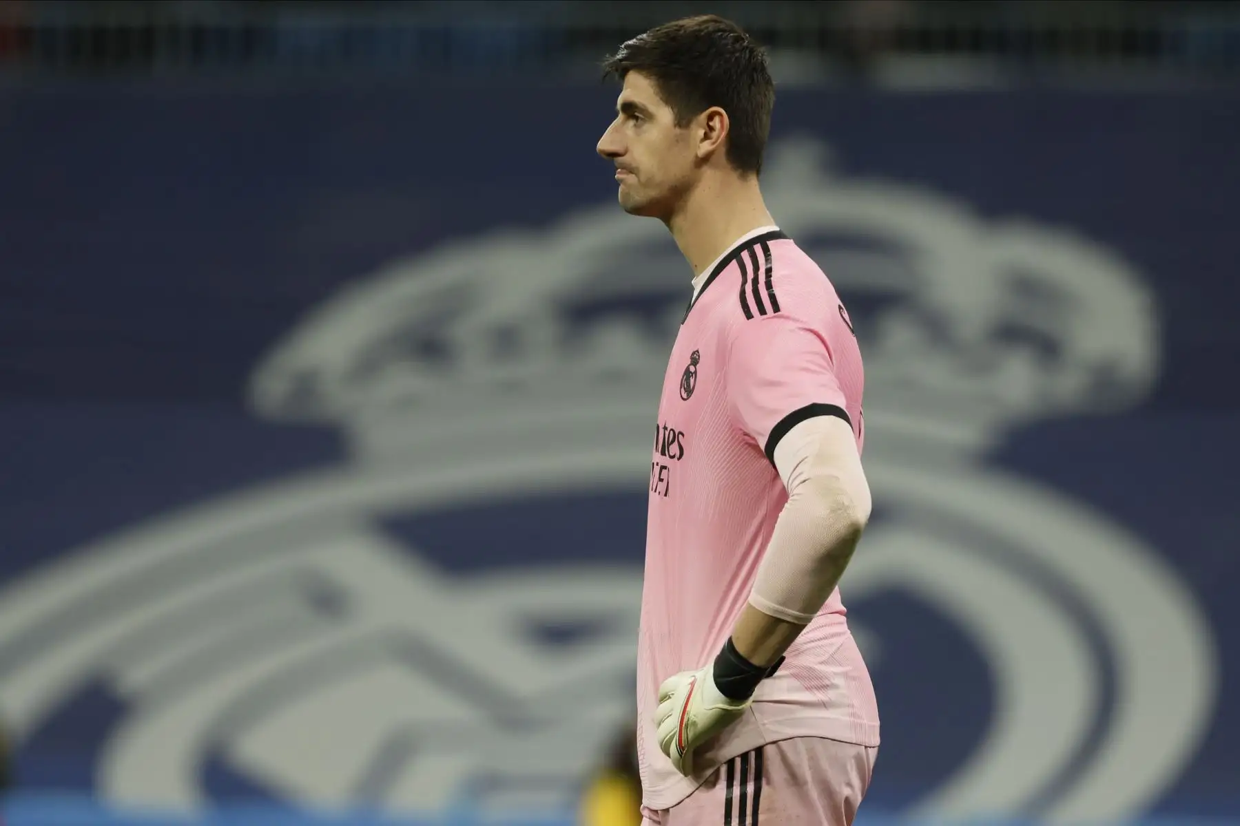 El guardameta belga del Real Madrid, Thibaut Courtois, durante el partido de Liga en Primera División que han disputado este domingo frente al FC Barcelona en el estadio Santiago Bernabéu, en Madrid. EFE/Ballesteros