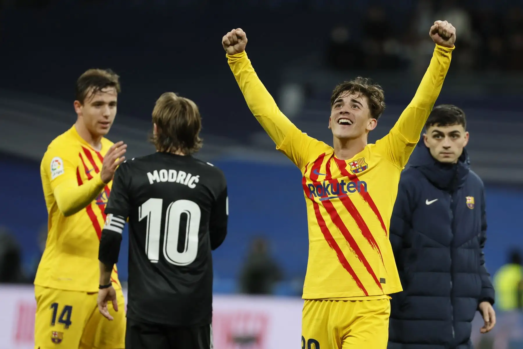 El jugador del FC Barcelona, Gabi, celebra su victoria ante el Real Madrid en el partido de Liga en Primera División que han disputado este domingo en el estadio Santiago Bernabéu, en Madrid. EFE/Ballesteros