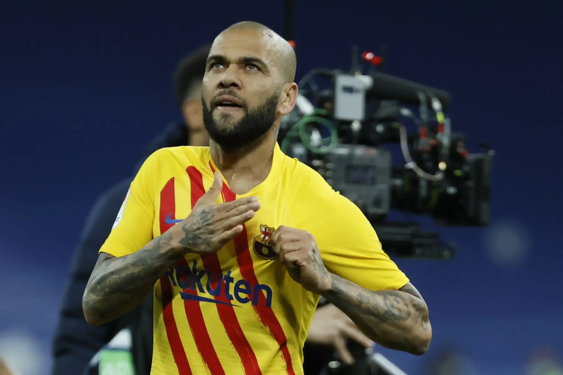 El defensa brasileño del FC Barcelona Dani Alves, al final del partido de Liga en Primera División que disputan este domingo frente al Real Madrid en el estadio Santiago Bernabéu, en Madrid. EFE/Ballesteros