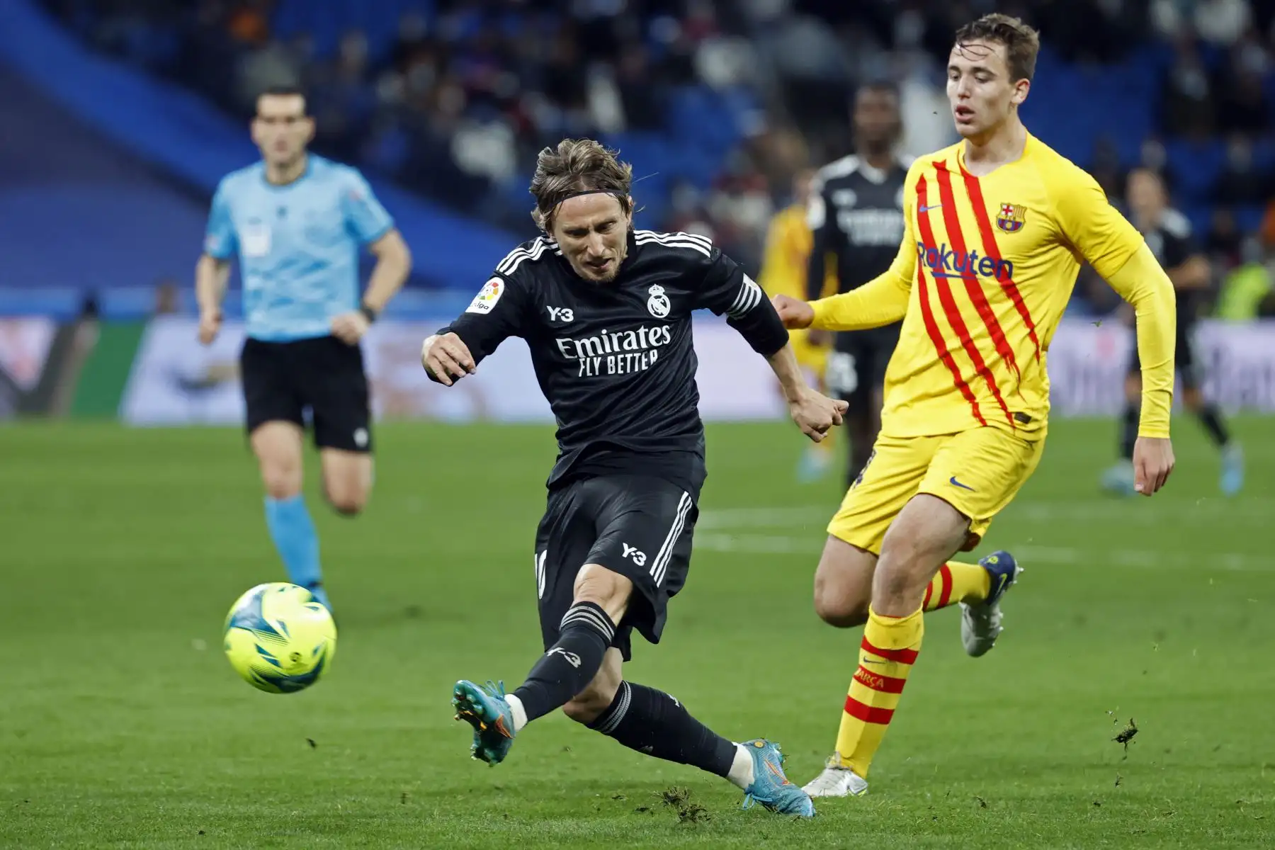 El centrocampista croata del Real Madrid, Luka Modric (i), golpea el balón ante el centrocampista del FC Barcelona, Nico González, en el partido de Liga en Primera División que han disputado este domingo en el estadio Santiago Bernabéu, en Madrid. EFE/Juanjo Martín