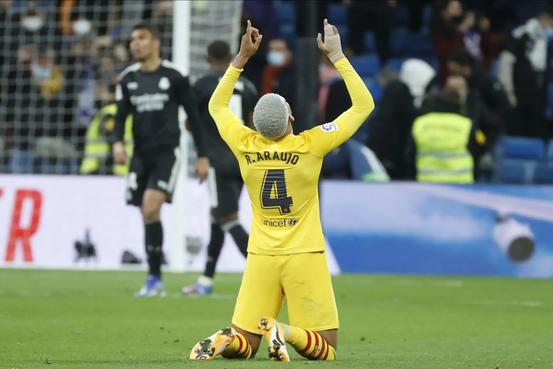 El defensa uruguayo del FC Barcelona, Ronald Araujo, celebra su victoria ante el Real Madrid en el partido de Liga en Primera División que han disputado este domingo en el estadio Santiago Bernabéu, en Madrid. EFE/Juanjo Martín