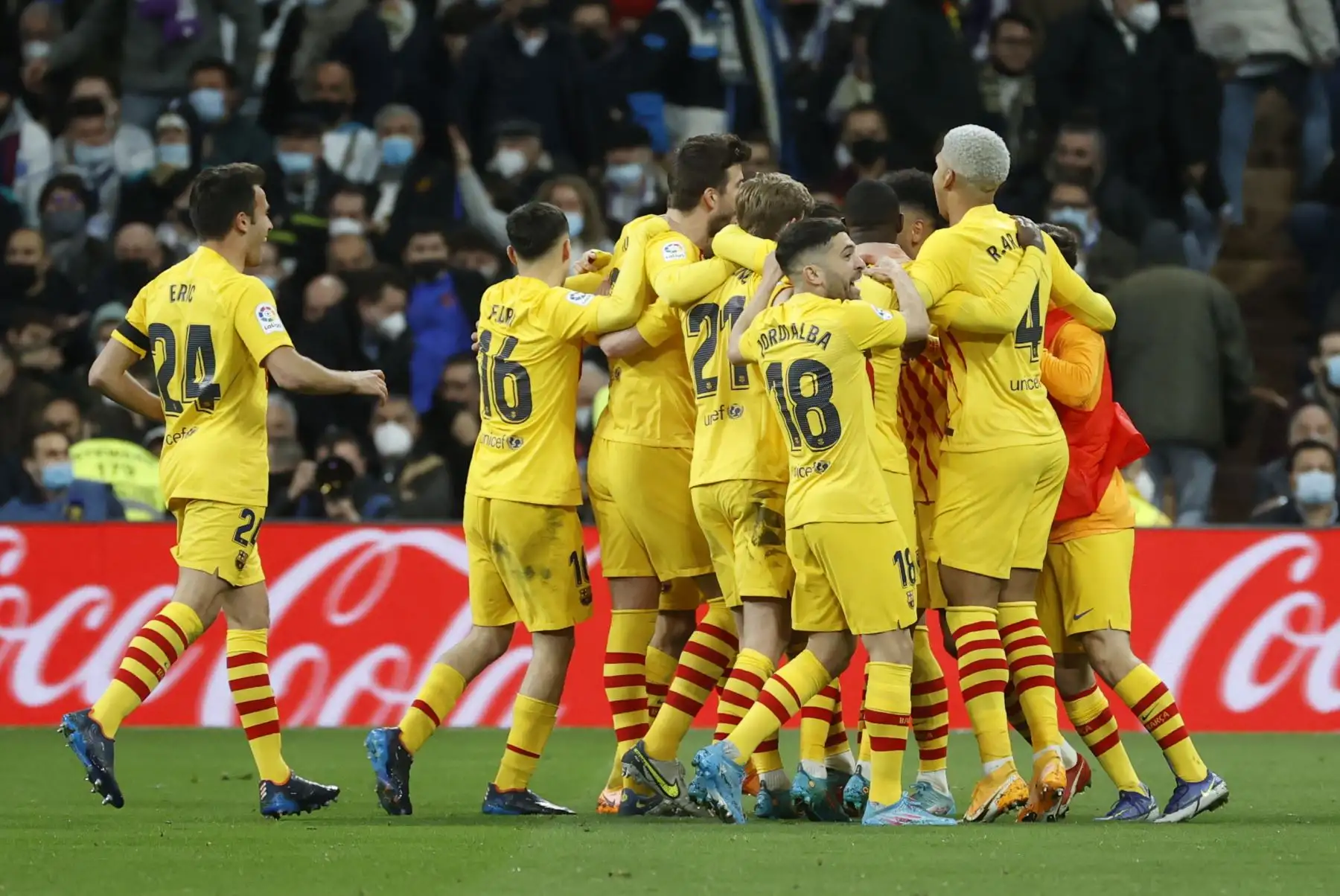 Los jugadores del FC Barcelona celebran tras marcar el cuarto gol de su equipo ante el Real Madrid, durante el partido de Liga en Primera División que disputan este domingo frente al Real Madrid en el estadio Santiago Bernabéu, en Madrid. EFE/Juanjo Martín
