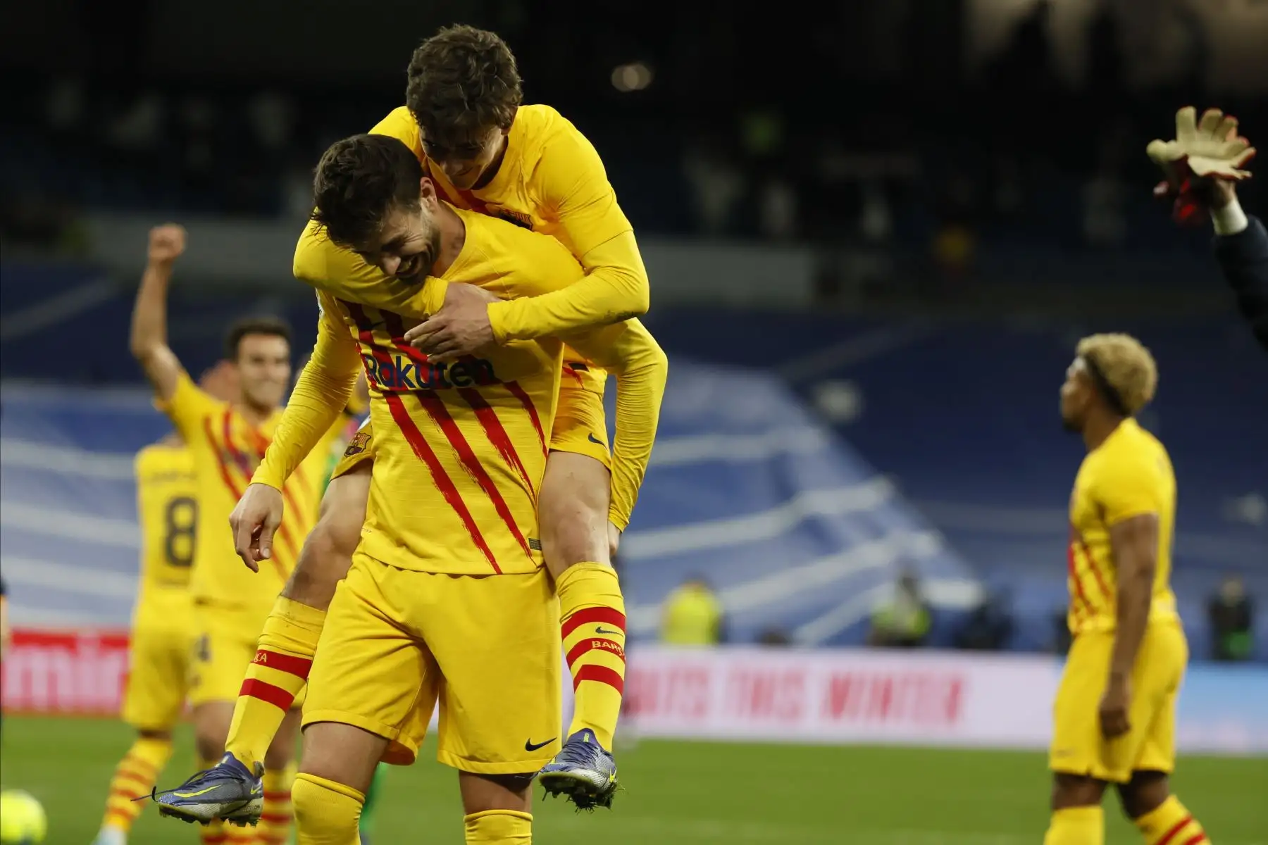 Los jugadores del FC Barcelona, Gerard Piqué y Gabi, celebran su victoria ante el Real Madrid en el partido de Liga en Primera División que han disputado este domingo en el estadio Santiago Bernabéu, en Madrid. Foto: EFE
