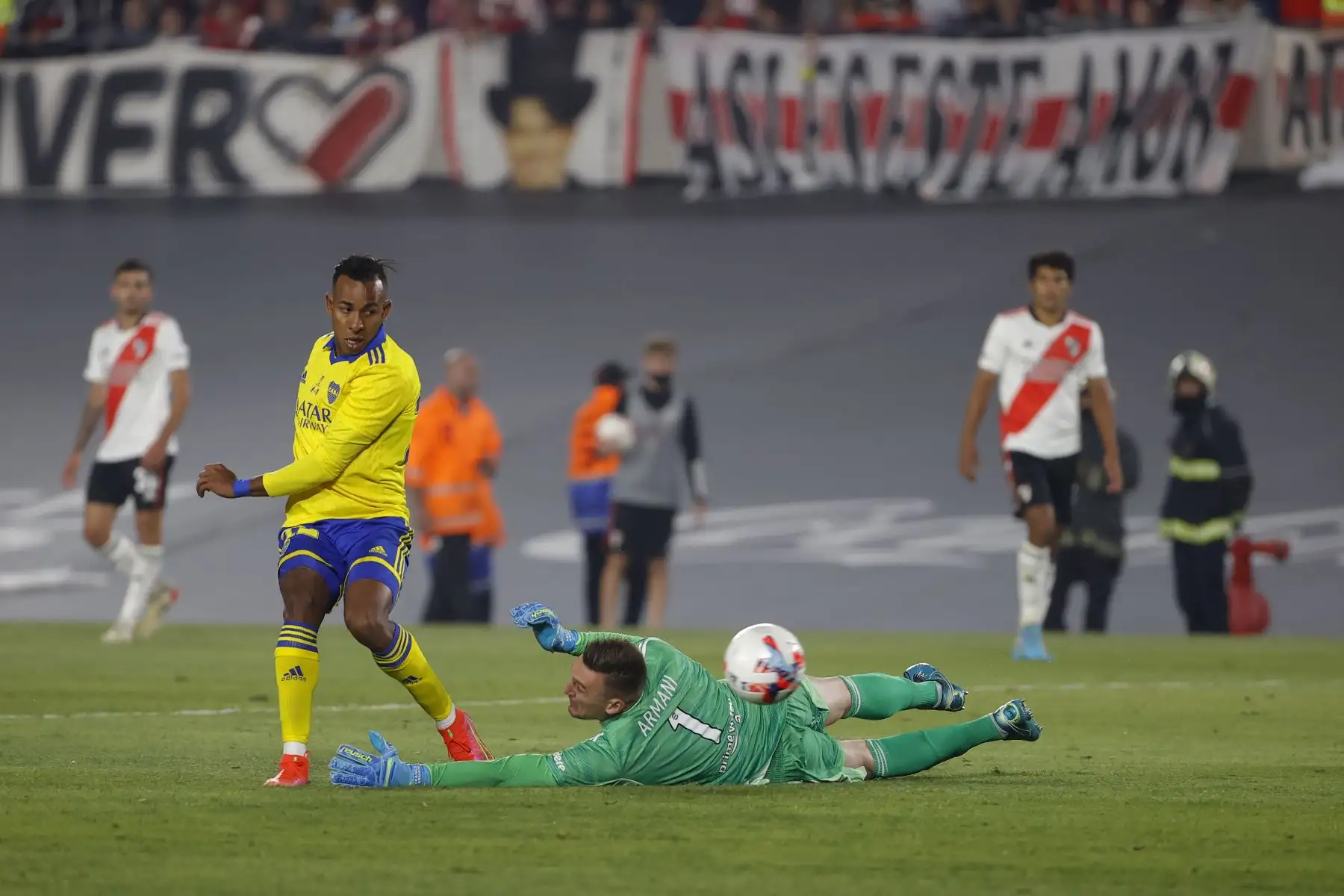 Sebastián Villa (i) de Boca Juniors anota hoy ante la salida del arquero Franco Armani de River Plate, durante el superclásico por la fecha 7 de la Liga Profesional Argentina, en el estadio Monumental de Núñez en Buenos Aires (Argentina). EFE/Juan Ignacio Roncoroni