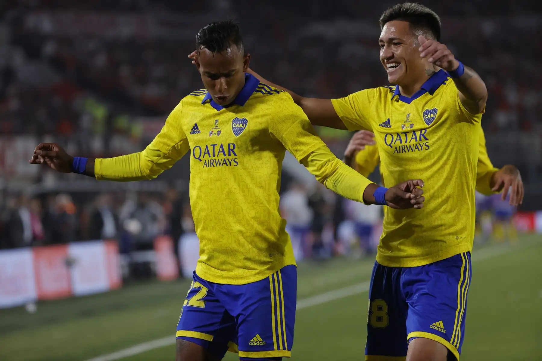 Sebastián Villa de Boca Juniors celebra hoy con su compañero Luis Vázquez (d) tras anotar contra River Plate, durante el superclásico por la fecha 7 de la Liga Profesional Argentina, en el estadio Monumental de Núñez en Buenos Aires (Argentina). EFE/Juan Ignacio Roncoroni