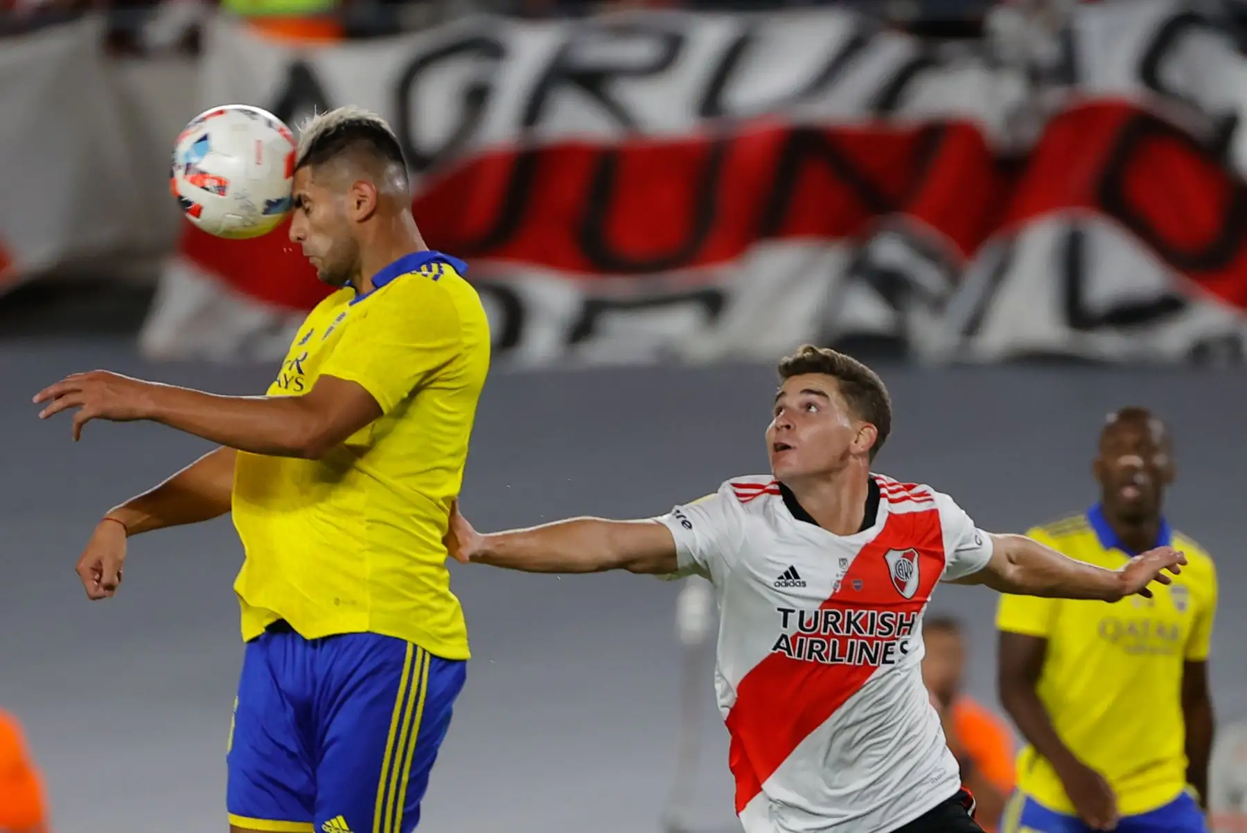 Julian Álvarez (d) de River Plate disputa hoy el balón con Carlos Zambrano de Boca Juniors, durante el superclásico por la fecha 7 de la Liga Profesional Argentina, en el estadio Monumental de Núñez en Buenos Aires (Argentina). EFE/Juan Ignacio Roncoroni