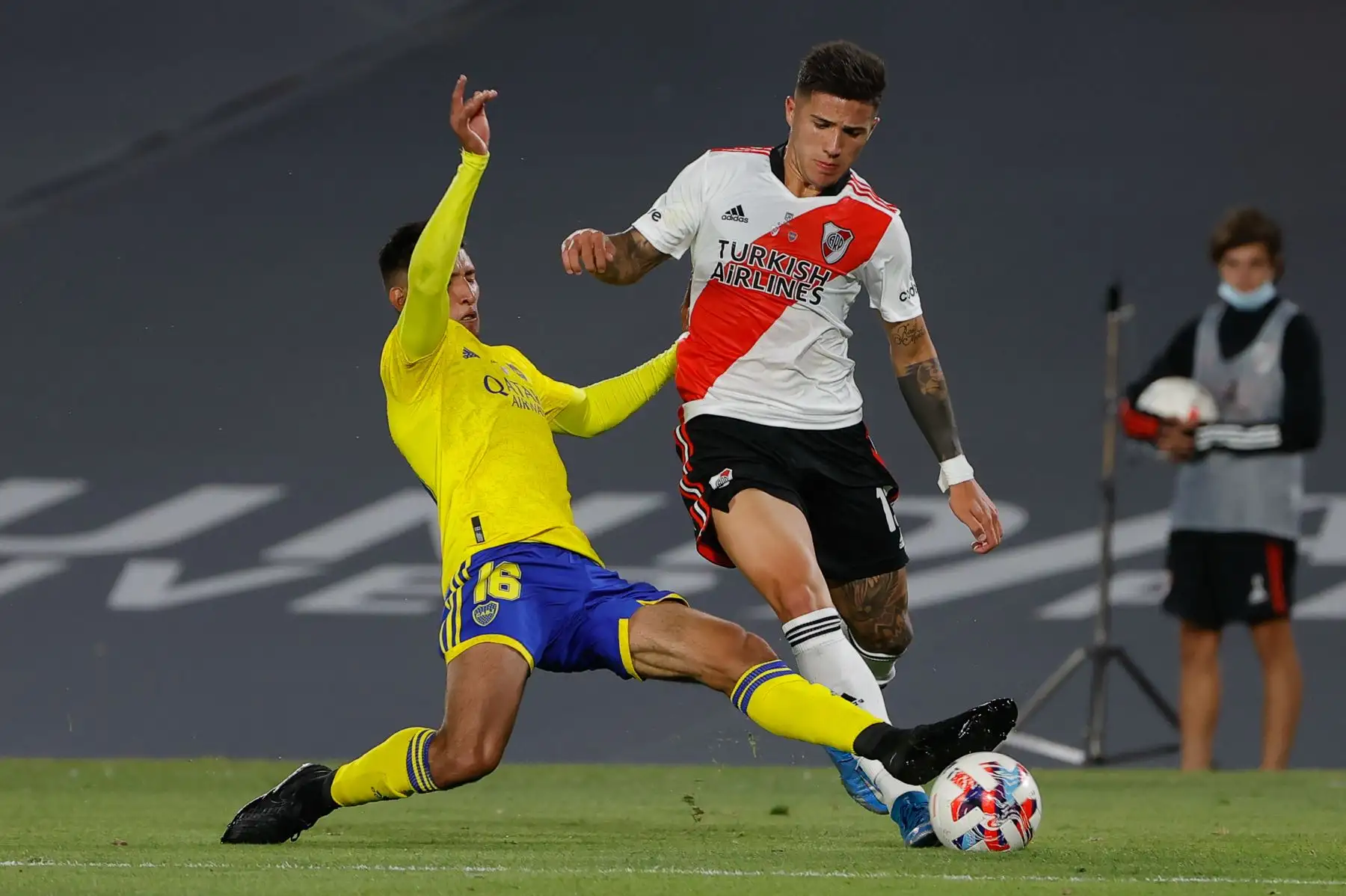 Enzo Fernández (d) de River Plate disputa hoy el balón con Aaron Molinas de Boca Juniors, durante el superclásico por la fecha 7 de la Liga Profesional Argentina, en el estadio Monumental de Núñez en Buenos Aires (Argentina). EFE/Juan Ignacio Roncoroni