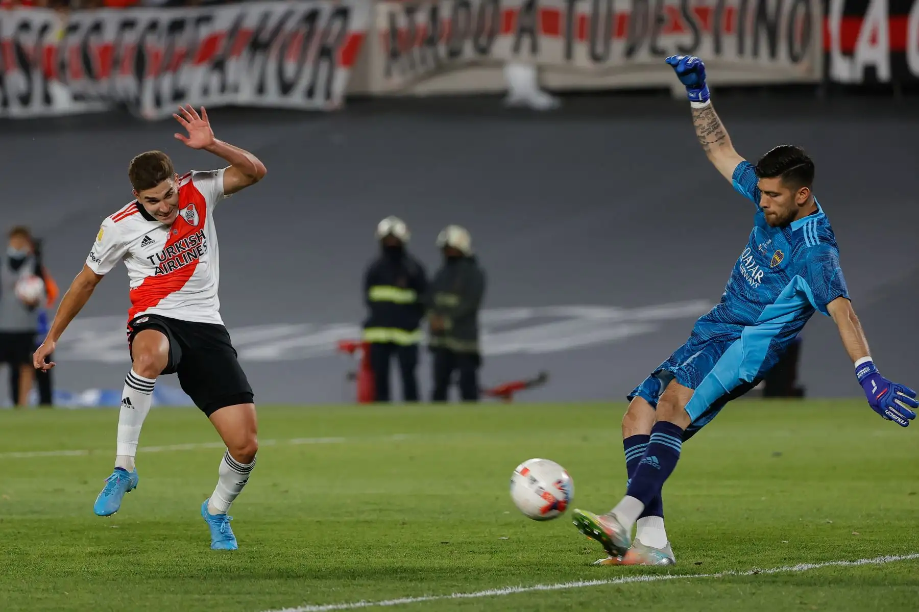Julián Álvarez (i) de River Plate disputa hoy el balón con el arquero Agustín Rossi de Boca Juniors, durante el superclásico por la fecha 7 de la Liga Profesional Argentina, en el estadio Monumental de Núñez en Buenos Aires (Argentina). EFE/Juan Ignacio Roncoroni