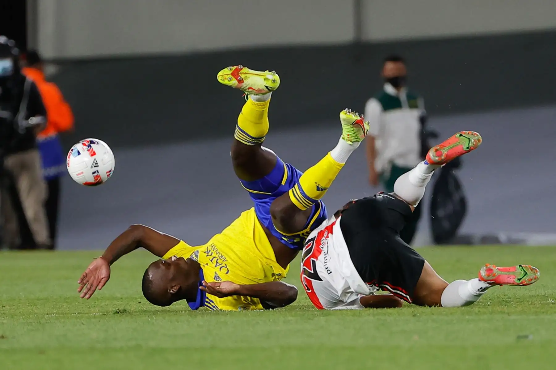 Milton Casco (d) de River Plate disputa hoy el balón con Luis Advíncula de Boca Juniors, durante el superclásico por la fecha 7 de la Liga Profesional Argentina, en el estadio Monumental de Núñez en Buenos Aires (Argentina). EFE/Juan Ignacio Roncoroni