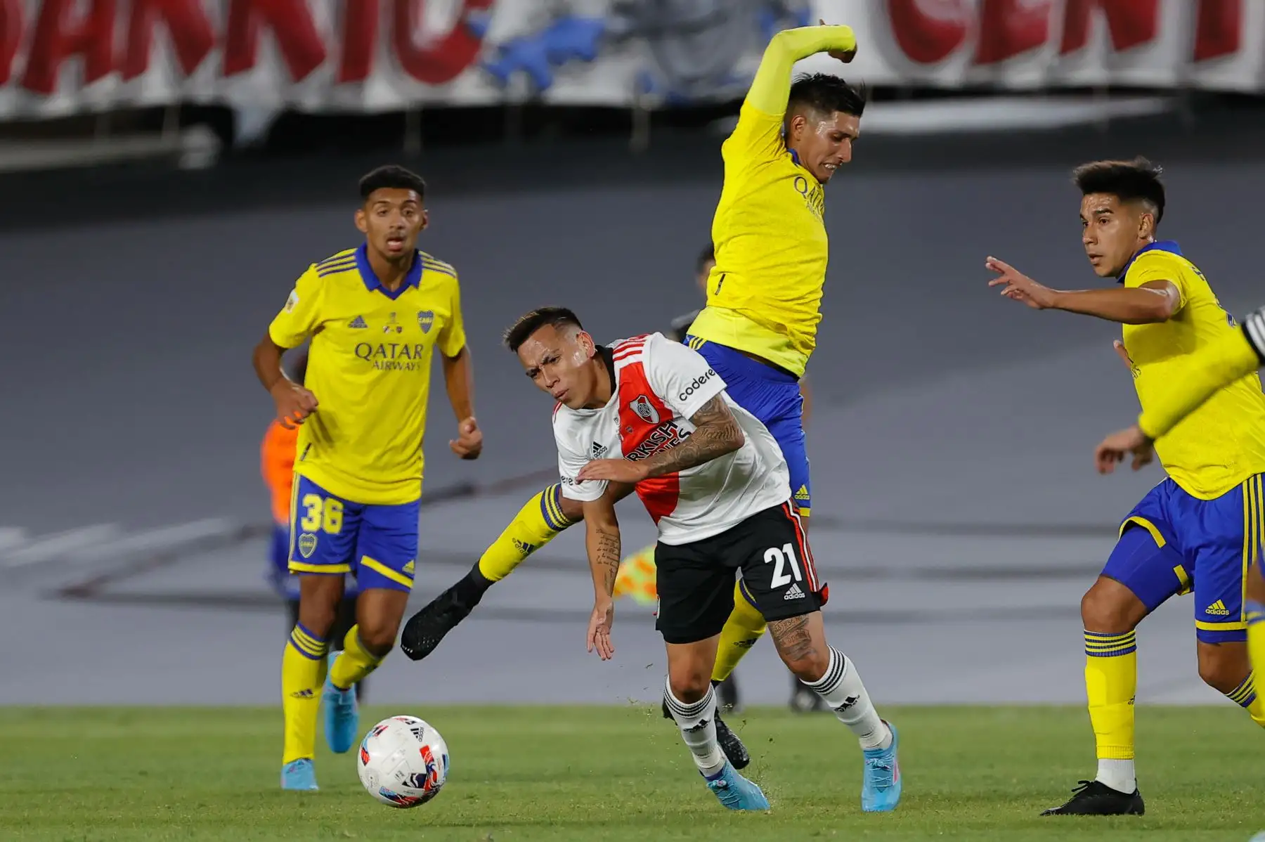 Esequiel Barco (c-abajo) de River Plate disputa hoy el balón con Aaron Molinas (arriba) de Boca Juniors, durante el superclásico por la fecha 7 de la Liga Profesional Argentina, en el estadio Monumental de Núñez en Buenos Aires (Argentina). EFE/Juan Ignacio Roncoroni