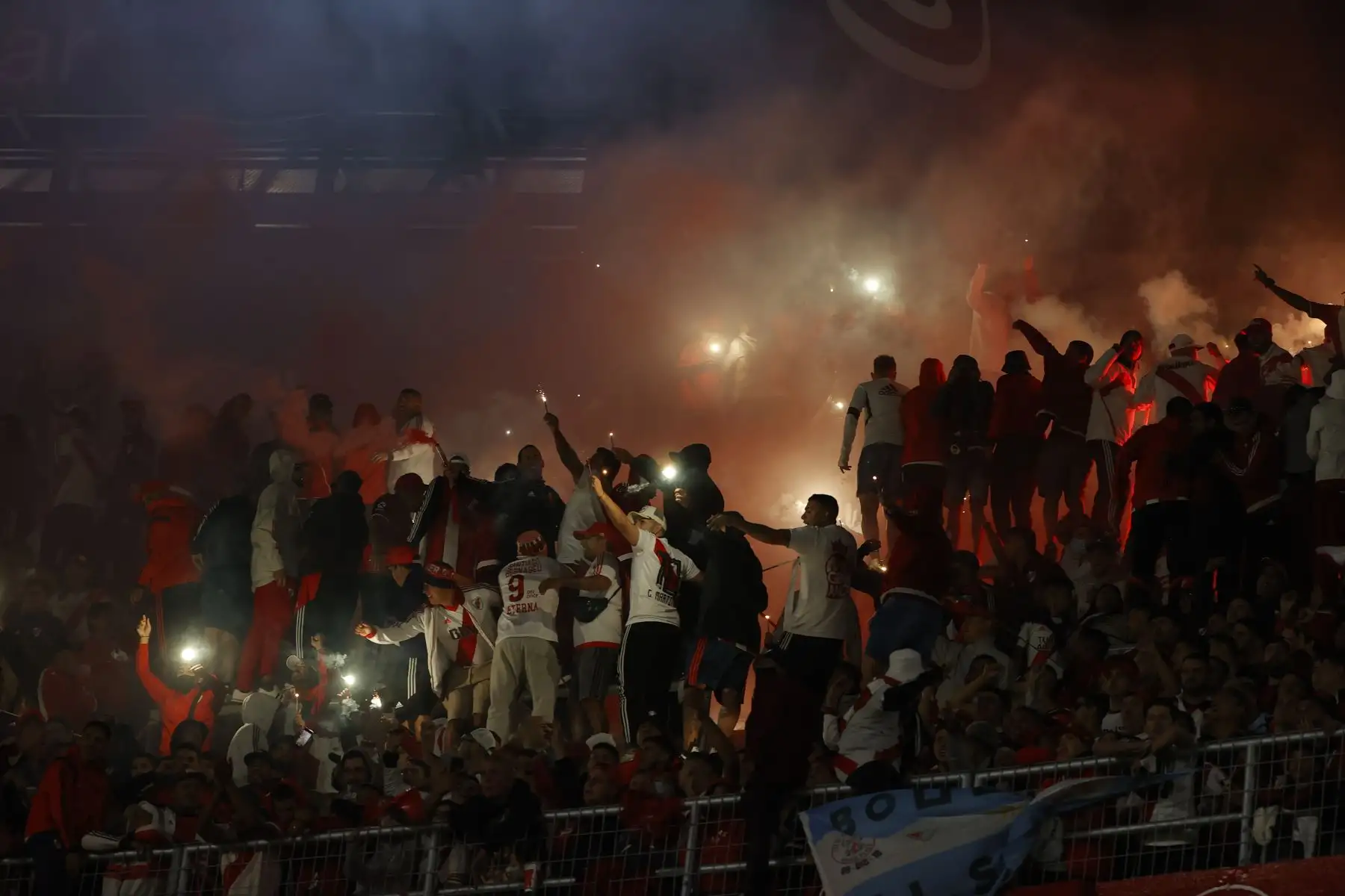 Aficionados de River Plate alientan hoy a su equipo contra Boca Juniors, durante el superclásico por la fecha 7 de la Liga Profesional Argentina, en el estadio Monumental de Núñez en Buenos Aires (Argentina). EFE/Juan Ignacio Roncoroni