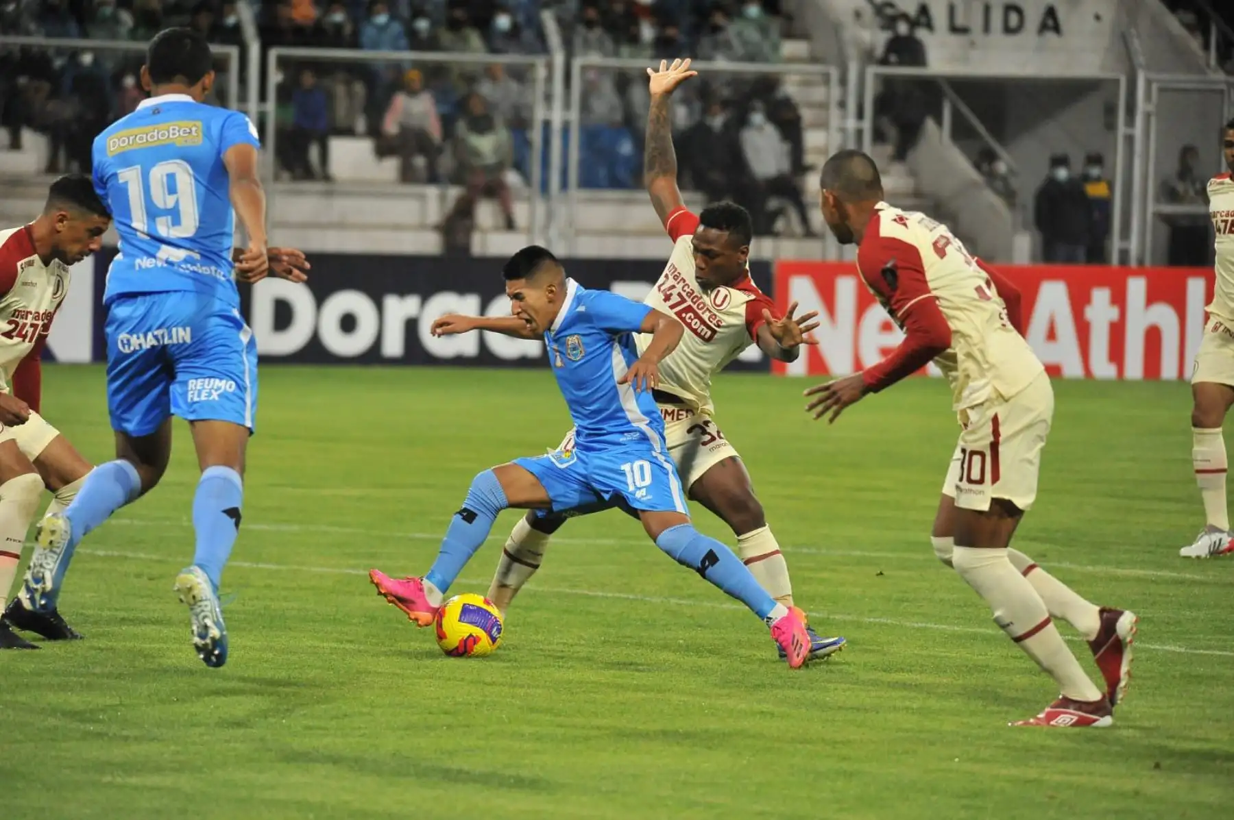 Universitario de Deportes perdió 1-0 ante Binacional en Juliaca por la fecha 7 de la Liga 1. Nelinho Quina hizo un autogol en el primer tiempo. Foto: FPF