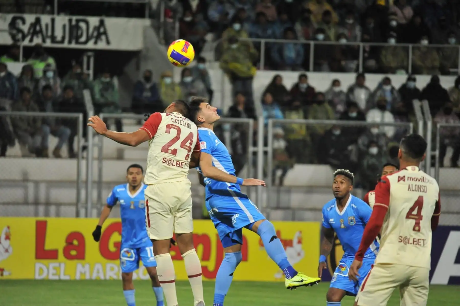 Universitario de Deportes perdió 1-0 ante Binacional en Juliaca por la fecha 7 de la Liga 1. Nelinho Quina hizo un autogol en el primer tiempo. Foto: FPF