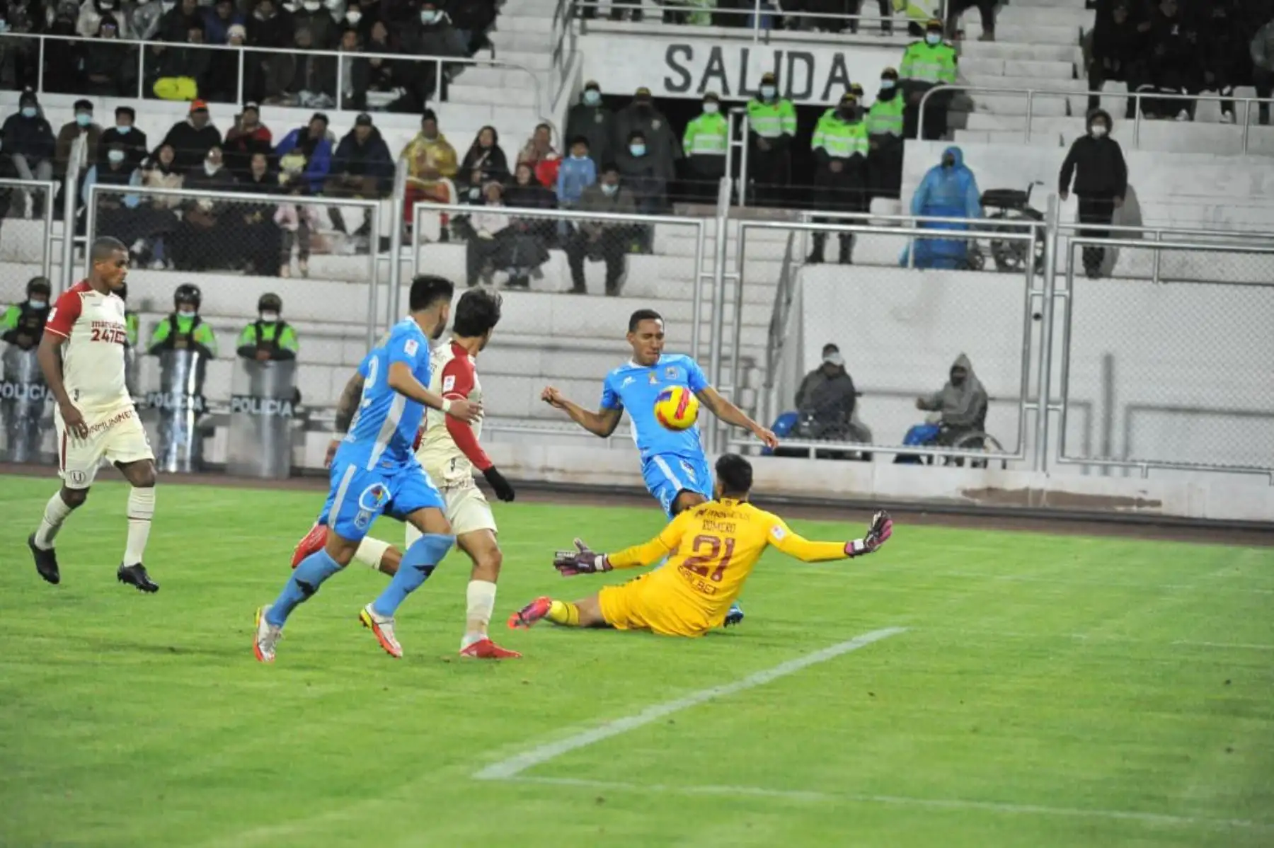 Universitario de Deportes perdió 1-0 ante Binacional en Juliaca por la fecha 7 de la Liga 1. Nelinho Quina hizo un autogol en el primer tiempo. Foto: FPF