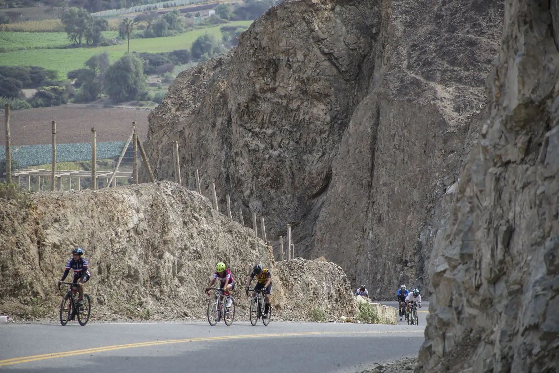 Decenas de deportistas, entre familiares y amigos, aprovecharon el domingo y practicaron ciclismo en Yangas, capital de Santa Rosa de Quives. La ruta que lleva a Canta es ideal para practicar ciclismo y otros deportes de aventura. Foto: Cortesía/Hanslitt Cruzado