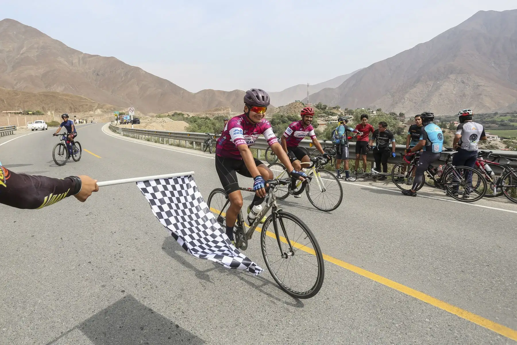 Decenas de deportistas, entre familiares y amigos, aprovecharon el domingo y practicaron ciclismo en Yangas, capital de Santa Rosa de Quives. La ruta que lleva a Canta es ideal para practicar ciclismo y otros deportes de aventura. Foto: Cortesía/Hanslitt Cruzado