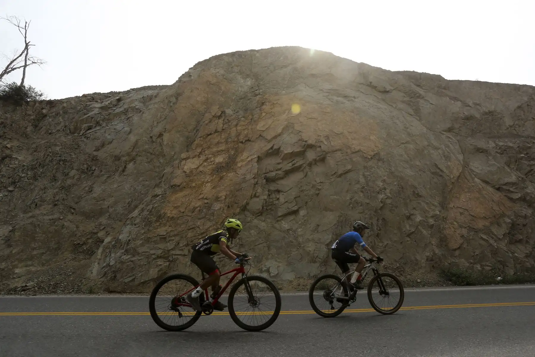 Decenas de deportistas, entre familiares y amigos, aprovecharon el domingo y practicaron ciclismo en Yangas, capital de Santa Rosa de Quives. La ruta que lleva a Canta es ideal para practicar ciclismo y otros deportes de aventura. Foto: Cortesía/Hanslitt Cruzado