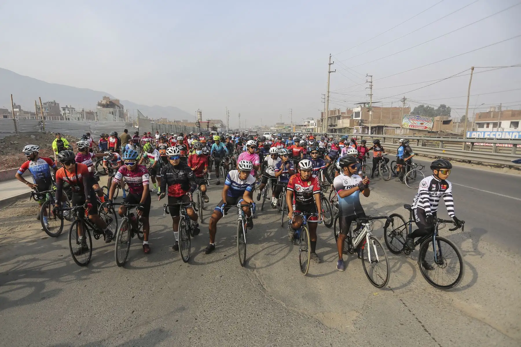Decenas de deportistas, entre familiares y amigos, aprovecharon el domingo y practicaron ciclismo en Yangas, capital de Santa Rosa de Quives. La ruta que lleva a Canta es ideal para practicar ciclismo y otros deportes de aventura. Foto: Cortesía/Hanslitt Cruzado