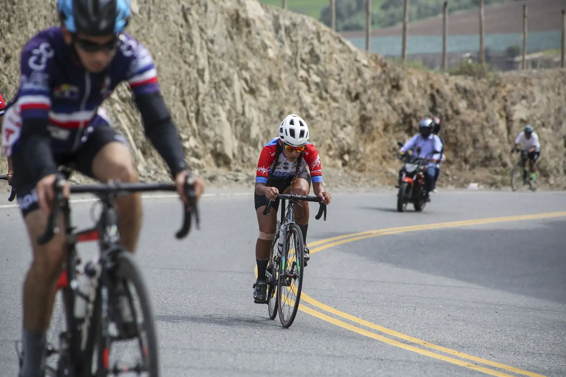 Decenas de deportistas, entre familiares y amigos, aprovecharon el domingo y practicaron ciclismo en Yangas, capital de Santa Rosa de Quives. La ruta que lleva a Canta es ideal para practicar ciclismo y otros deportes de aventura. Foto: Cortesía/Hanslitt Cruzado