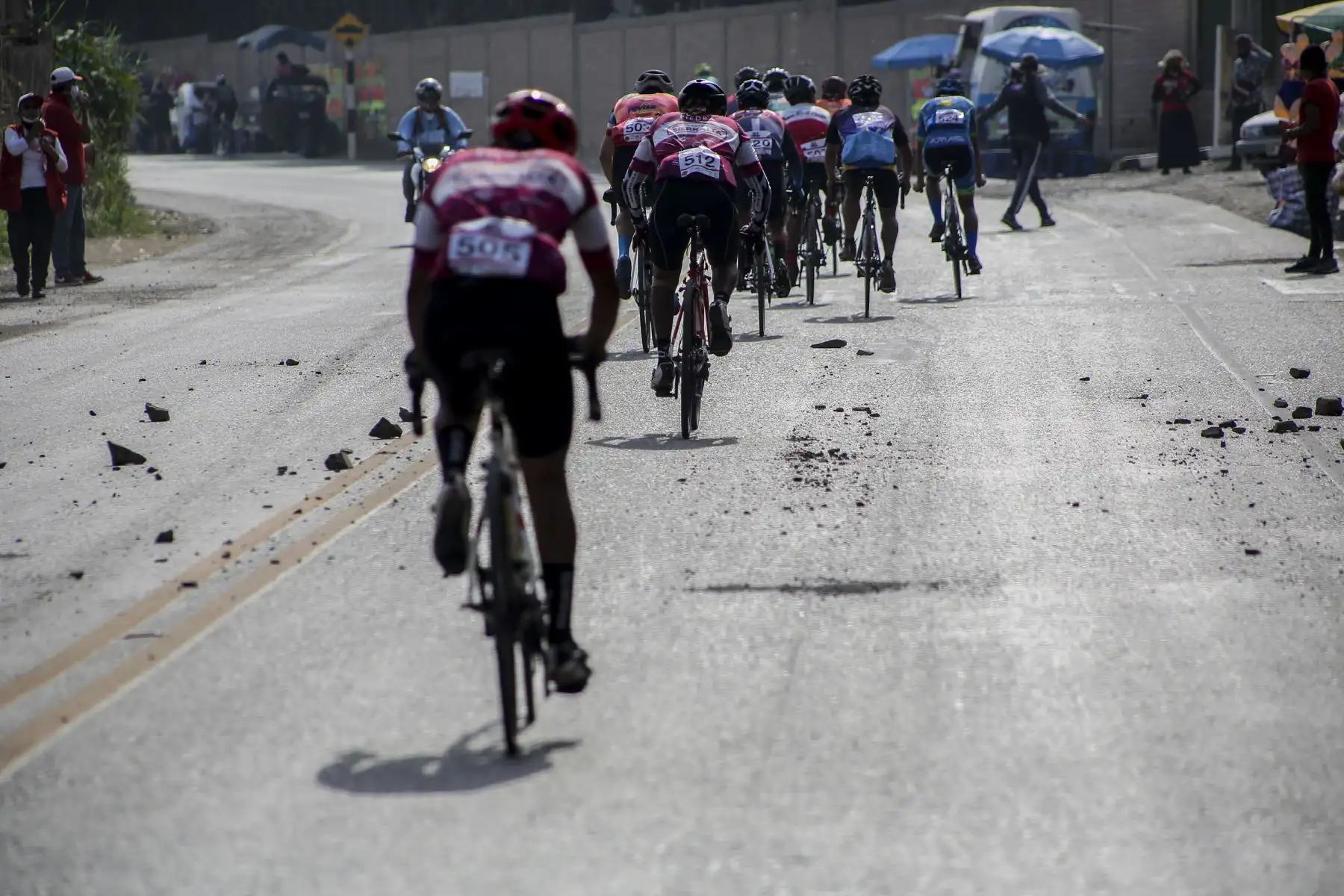 Decenas de deportistas, entre familiares y amigos, aprovecharon el domingo y practicaron ciclismo en Yangas, capital de Santa Rosa de Quives. La ruta que lleva a Canta es ideal para practicar ciclismo y otros deportes de aventura. Foto: Cortesía/Hanslitt Cruzado