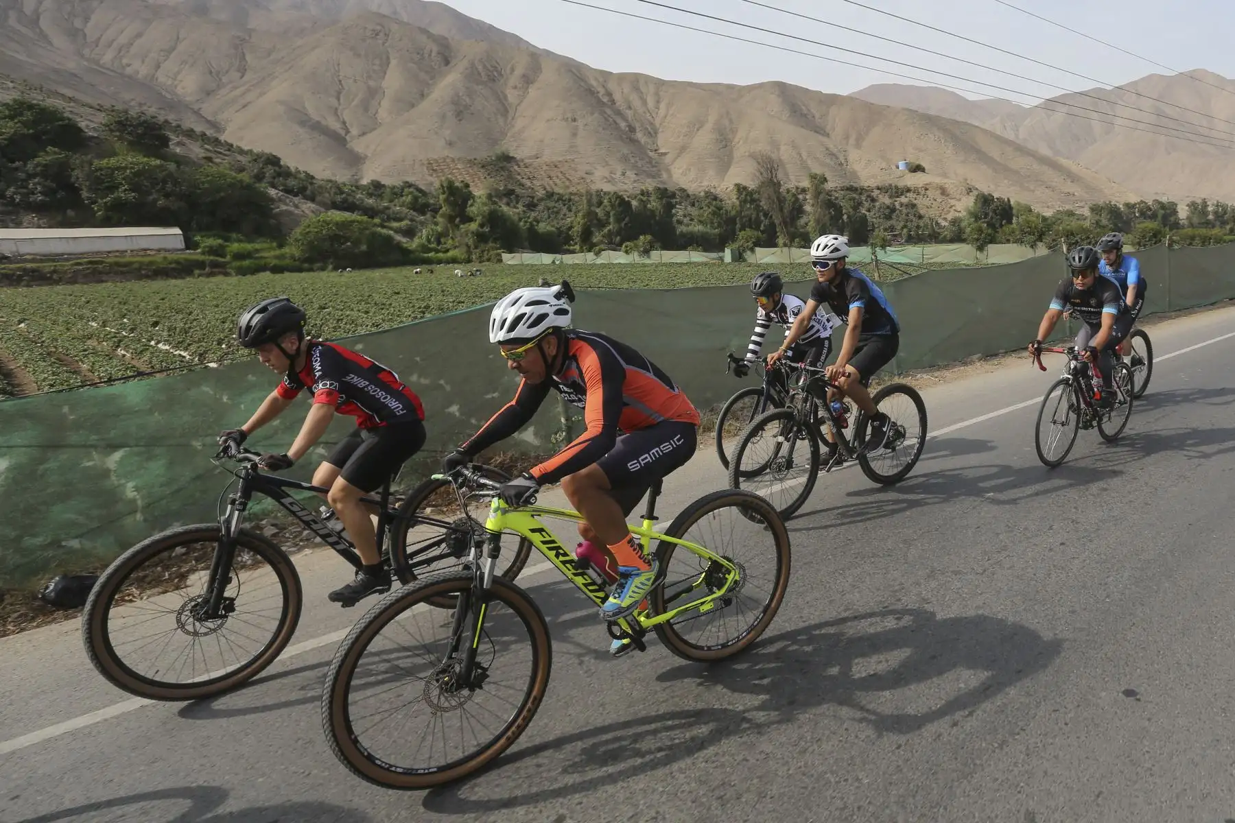 Decenas de deportistas, entre familiares y amigos, aprovecharon el domingo y practicaron ciclismo en Yangas, capital de Santa Rosa de Quives. La ruta que lleva a Canta es ideal para practicar ciclismo y otros deportes de aventura. Foto: Cortesía/Hanslitt Cruzado