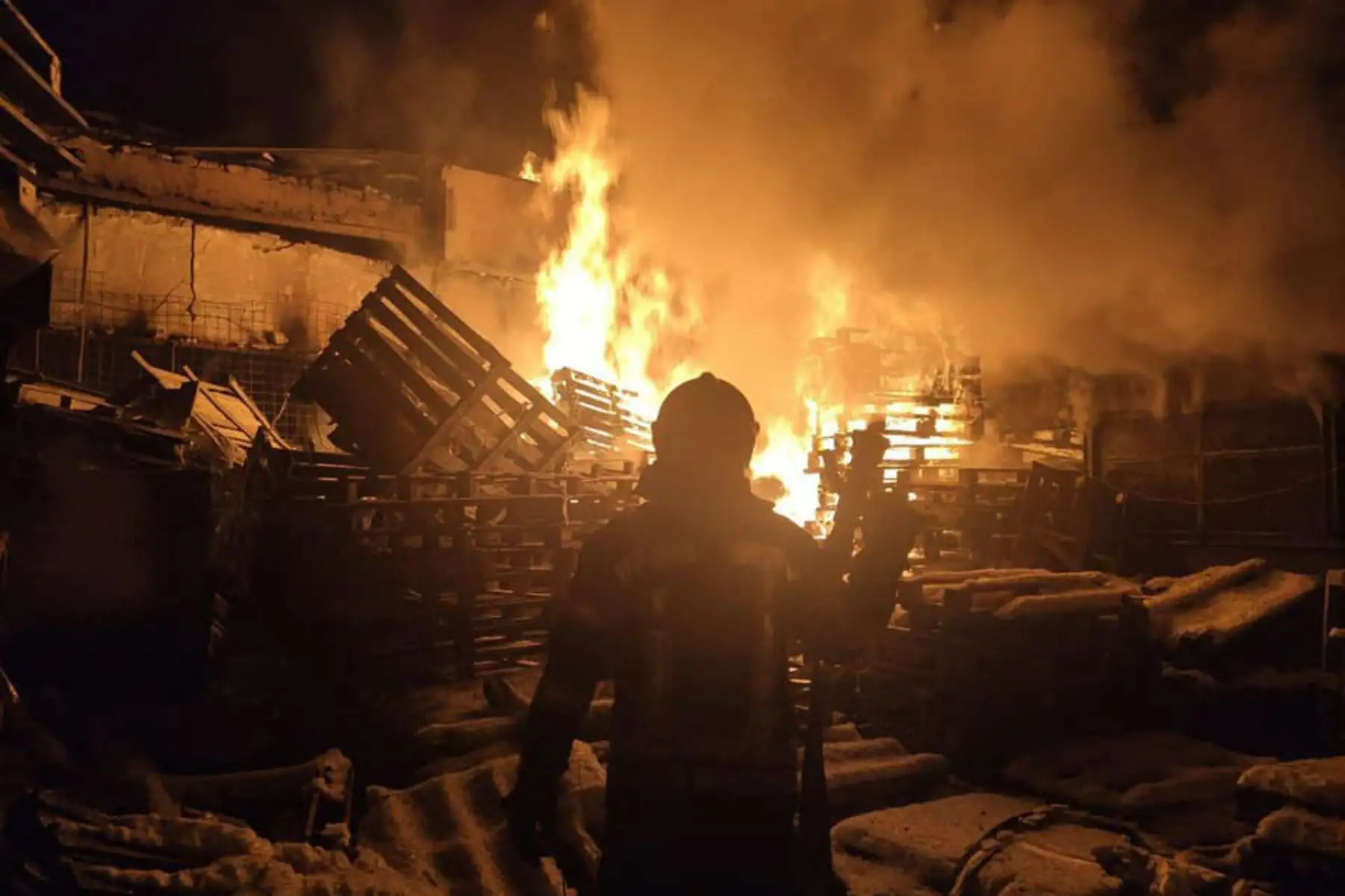 Bomberos apagan un incendio a gran escala en un almacén de alimentos en Severodonetsk. Foto: AFP