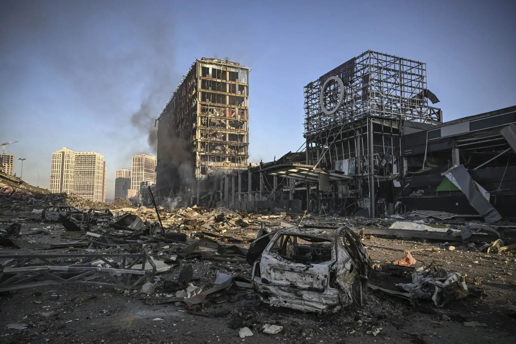 El humo se eleva después de un ataque ruso en el centro comercial Retroville y el distrito residencial de Kiev. Foto: AFP