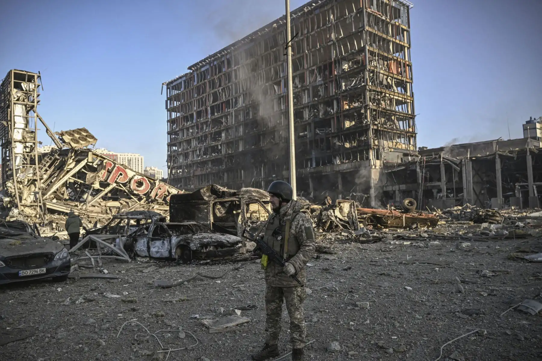 El humo se eleva después de un ataque ruso en el centro comercial Retroville y el distrito residencial de Kiev. Foto: AFP