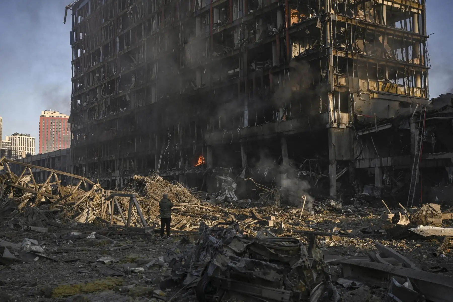 El humo se eleva después de un ataque ruso en el centro comercial Retroville y el distrito residencial de Kiev. Foto: AFP