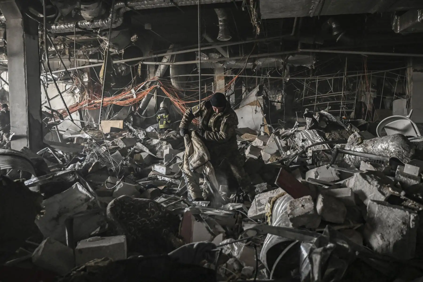 Militares ucranianos buscan entre los escombros dentro del centro comercial Retroville después de un ataque ruso en el noroeste de Kiev. Foto: AFP
