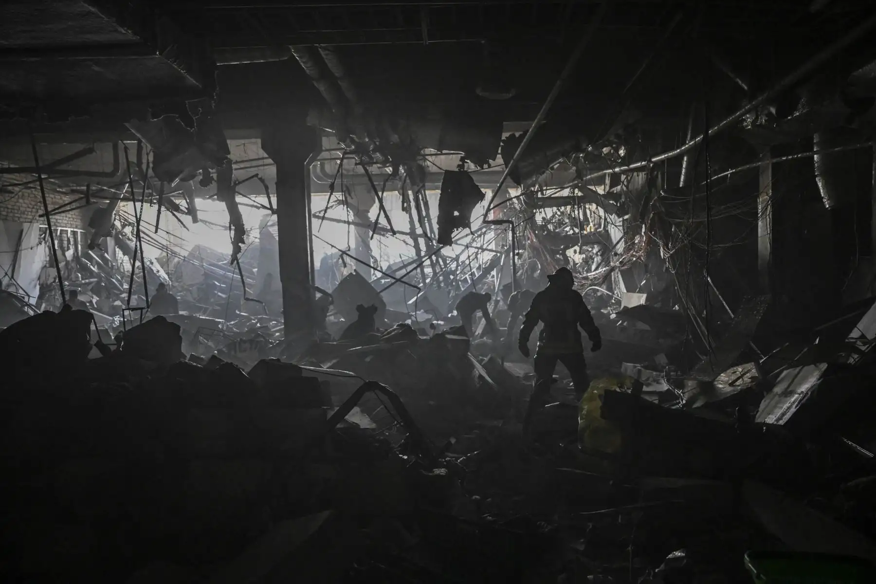 Un militar ucraniano camina entre los escombros dentro del centro comercial Retroville después de un ataque ruso en el noroeste de la capital, Kiev. Foto: AFP