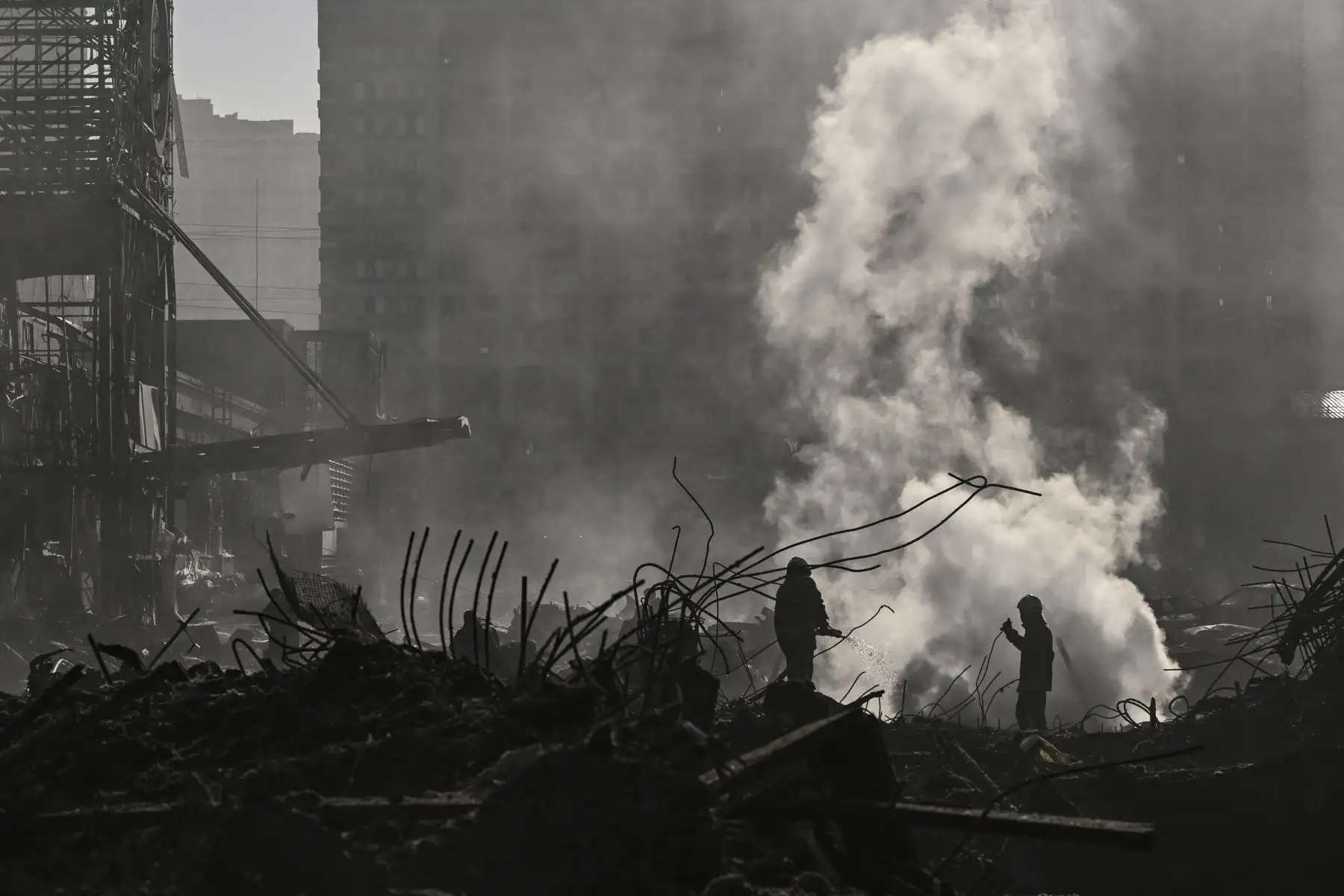Los bomberos apagan el fuego en el centro comercial Retroville después de un ataque ruso en el noroeste de la capital, Kiev. Foto: AFP
