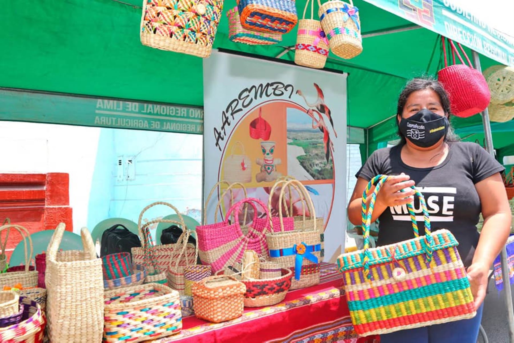 Más de 100 artesanos de las nueve provincias de la región Lima participaron con éxito en expoferia que se desarrolló en Huacho.