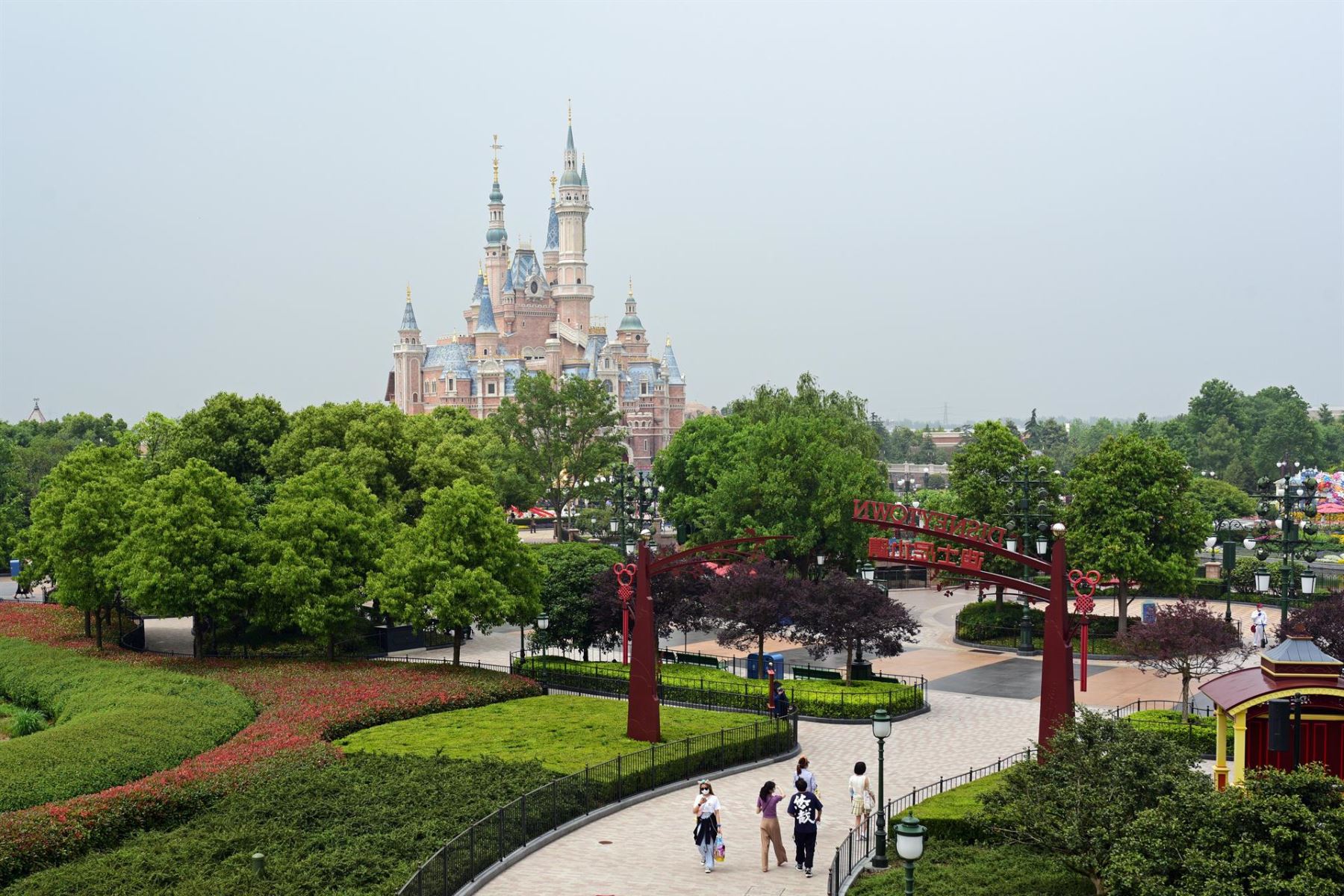 Disneyland Shanghai cierra temporalmente por los rebrotes de la covid-19.