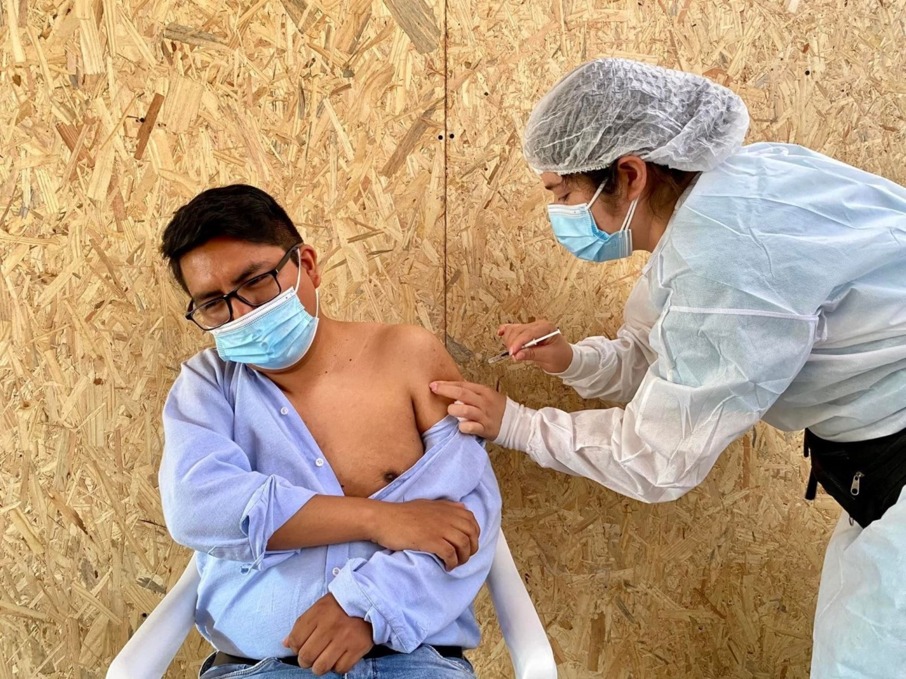 Brigadas de salud del Hospital de Huarmey se desplazan hasta los centros de trabajo de dicha provincia ancashina para avanzar con la vacunación contra el covid-19. ANDINA/Difusión