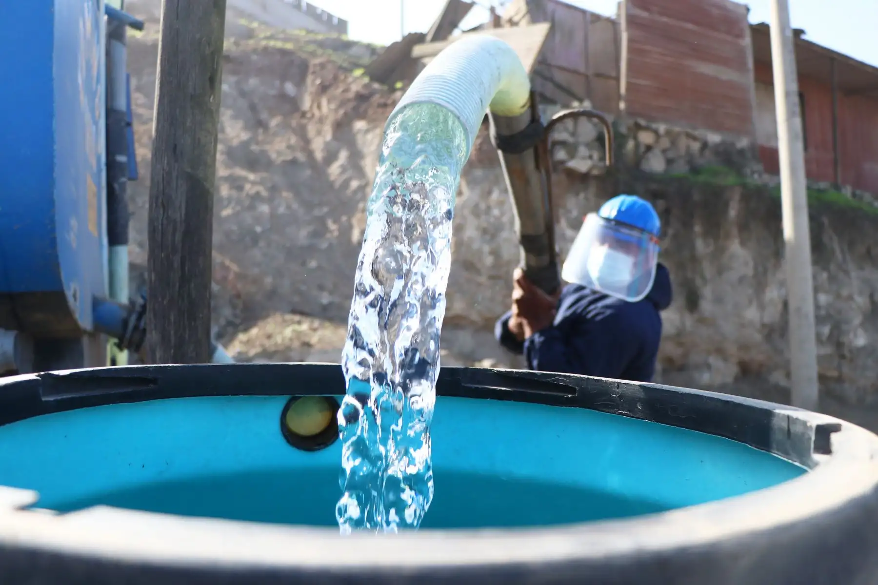 Distribución de agua potable para las zonas urbanas en situación de pobreza. ANDINA/Difusión