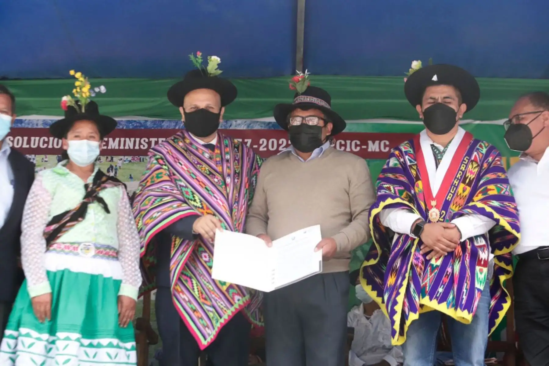 El ministro de Cultura, Alejandro Salas, hizo entrega de la resolución de reconocimiento como Patrimonio Cultural de la Nación a la expresión artística Pum Pin Fajardino, en ceremonia celebrada en el distrito de Huancapi, provincia de Fajardo, región Ayacucho.
Foto: Mincul