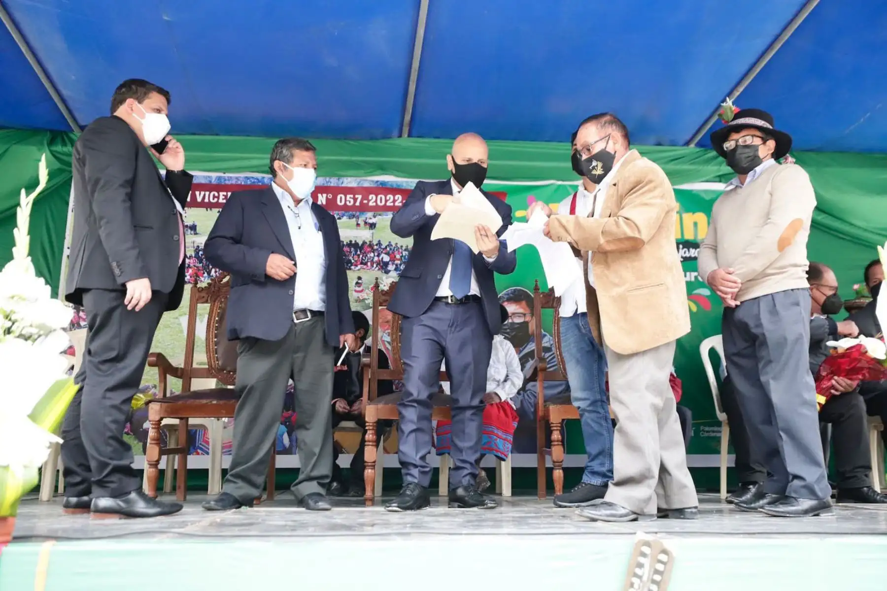 El ministro de Cultura, Alejandro Salas, hizo entrega de la resolución de reconocimiento como Patrimonio Cultural de la Nación a la expresión artística Pum Pin Fajardino, en ceremonia celebrada en el distrito de Huancapi, provincia de Fajardo, región Ayacucho.
Foto: Mincul