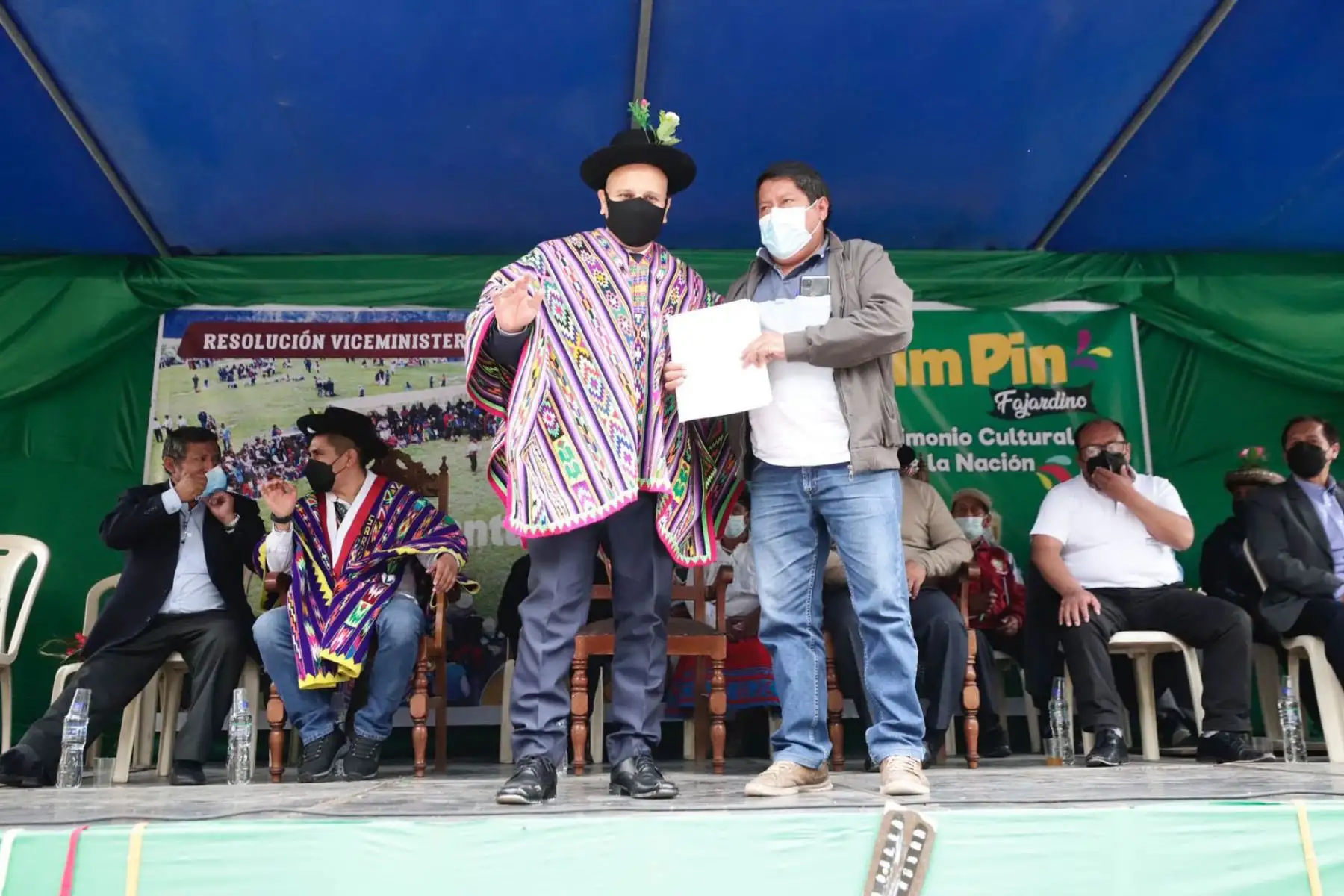 El ministro de Cultura, Alejandro Salas, hizo entrega de la resolución de reconocimiento como Patrimonio Cultural de la Nación a la expresión artística Pum Pin Fajardino, en ceremonia celebrada en el distrito de Huancapi, provincia de Fajardo, región Ayacucho.
Foto: Mincul