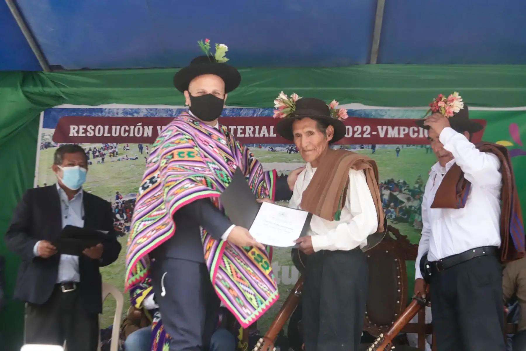 El ministro de Cultura, Alejandro Salas, hizo entrega de la resolución de reconocimiento como Patrimonio Cultural de la Nación a la expresión artística Pum Pin Fajardino, en ceremonia celebrada en el distrito de Huancapi, provincia de Fajardo, región Ayacucho.
Foto: Mincul