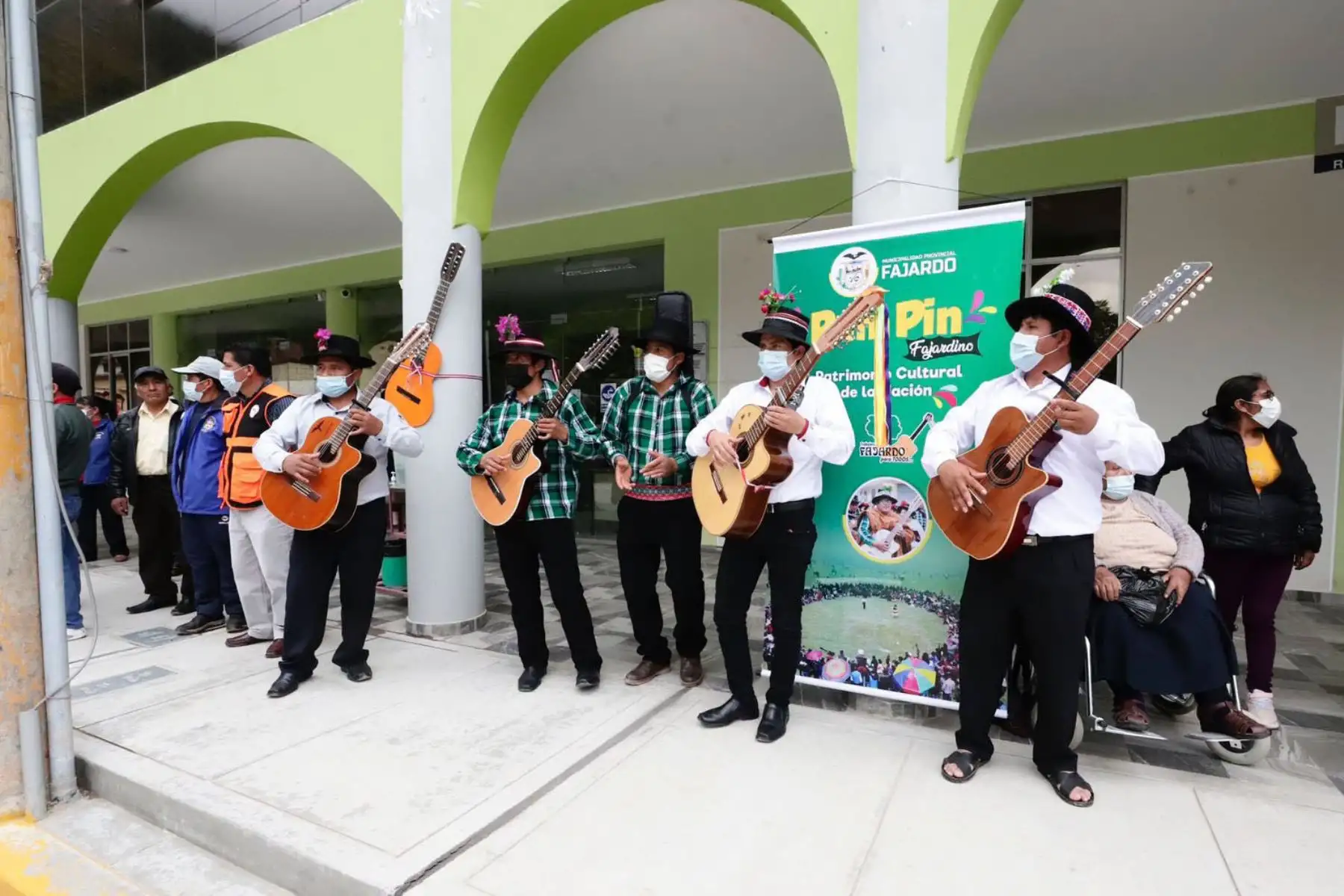 El ministro de Cultura, Alejandro Salas, hizo entrega de la resolución de reconocimiento como Patrimonio Cultural de la Nación a la expresión artística Pum Pin Fajardino, en ceremonia celebrada en el distrito de Huancapi, provincia de Fajardo, región Ayacucho.
Foto: Mincul