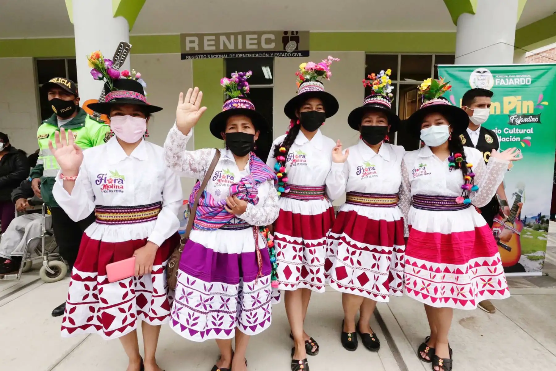 El ministro de Cultura, Alejandro Salas, hizo entrega de la resolución de reconocimiento como Patrimonio Cultural de la Nación a la expresión artística Pum Pin Fajardino, en ceremonia celebrada en el distrito de Huancapi, provincia de Fajardo, región Ayacucho.
Foto: Mincul