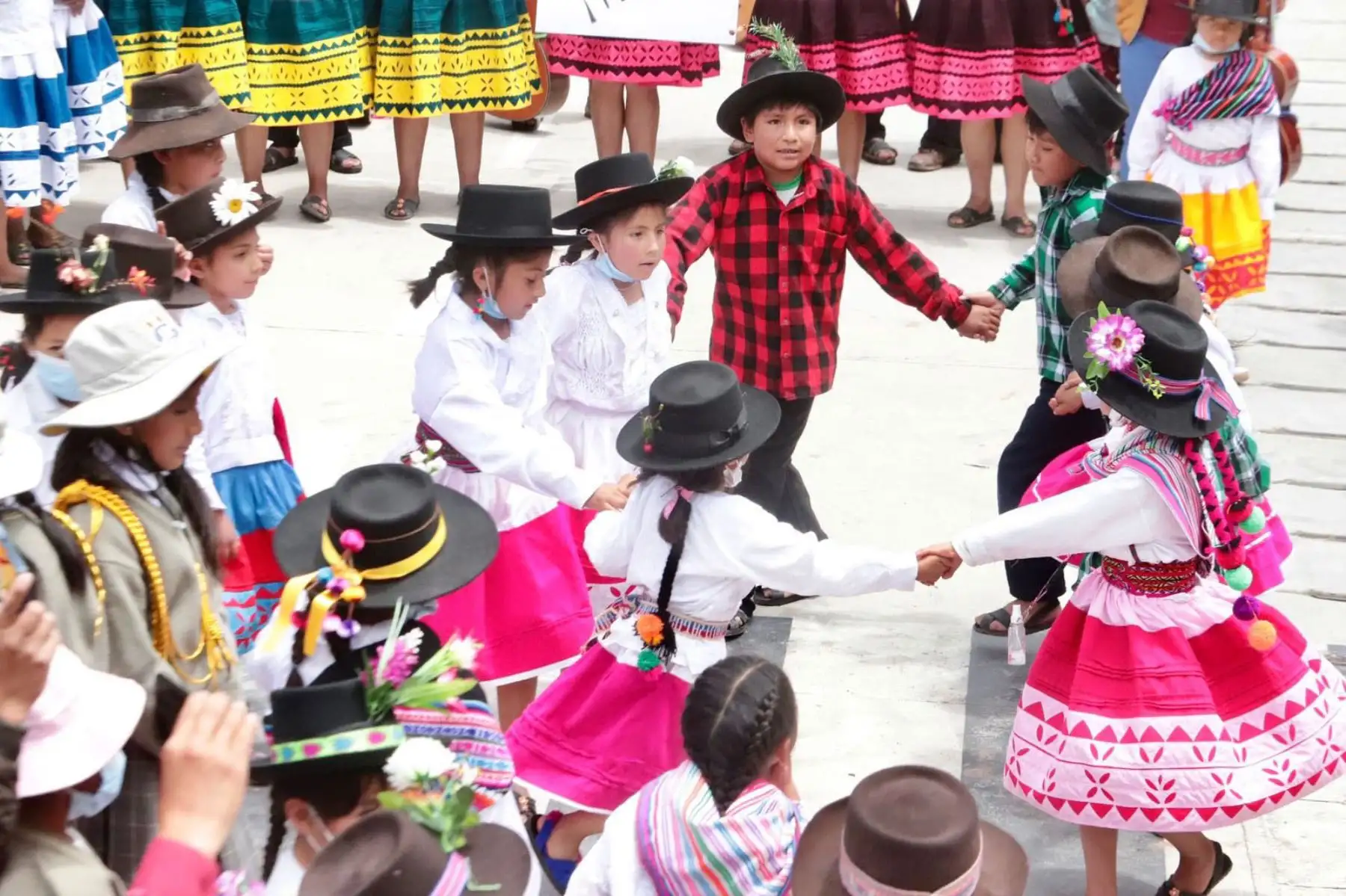 El ministro de Cultura, Alejandro Salas, hizo entrega de la resolución de reconocimiento como Patrimonio Cultural de la Nación a la expresión artística Pum Pin Fajardino, en ceremonia celebrada en el distrito de Huancapi, provincia de Fajardo, región Ayacucho.
Foto: Mincul