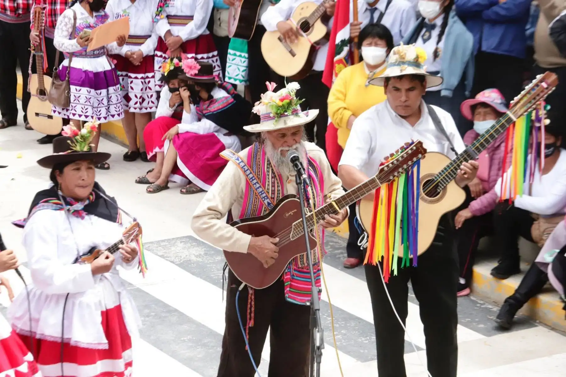El ministro de Cultura, Alejandro Salas, hizo entrega de la resolución de reconocimiento como Patrimonio Cultural de la Nación a la expresión artística Pum Pin Fajardino, en ceremonia celebrada en el distrito de Huancapi, provincia de Fajardo, región Ayacucho.
Foto: Mincul